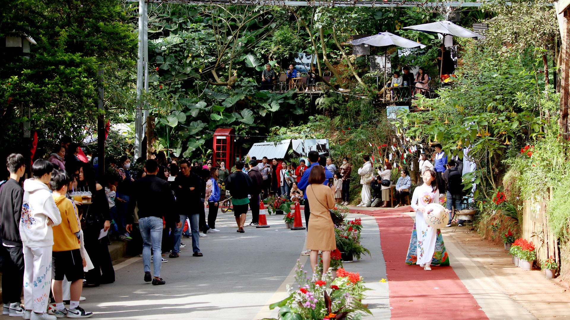 Đông đảo người dân địa phương và du khách đến với hội thi trình diễn thời trang hoa đường phố.