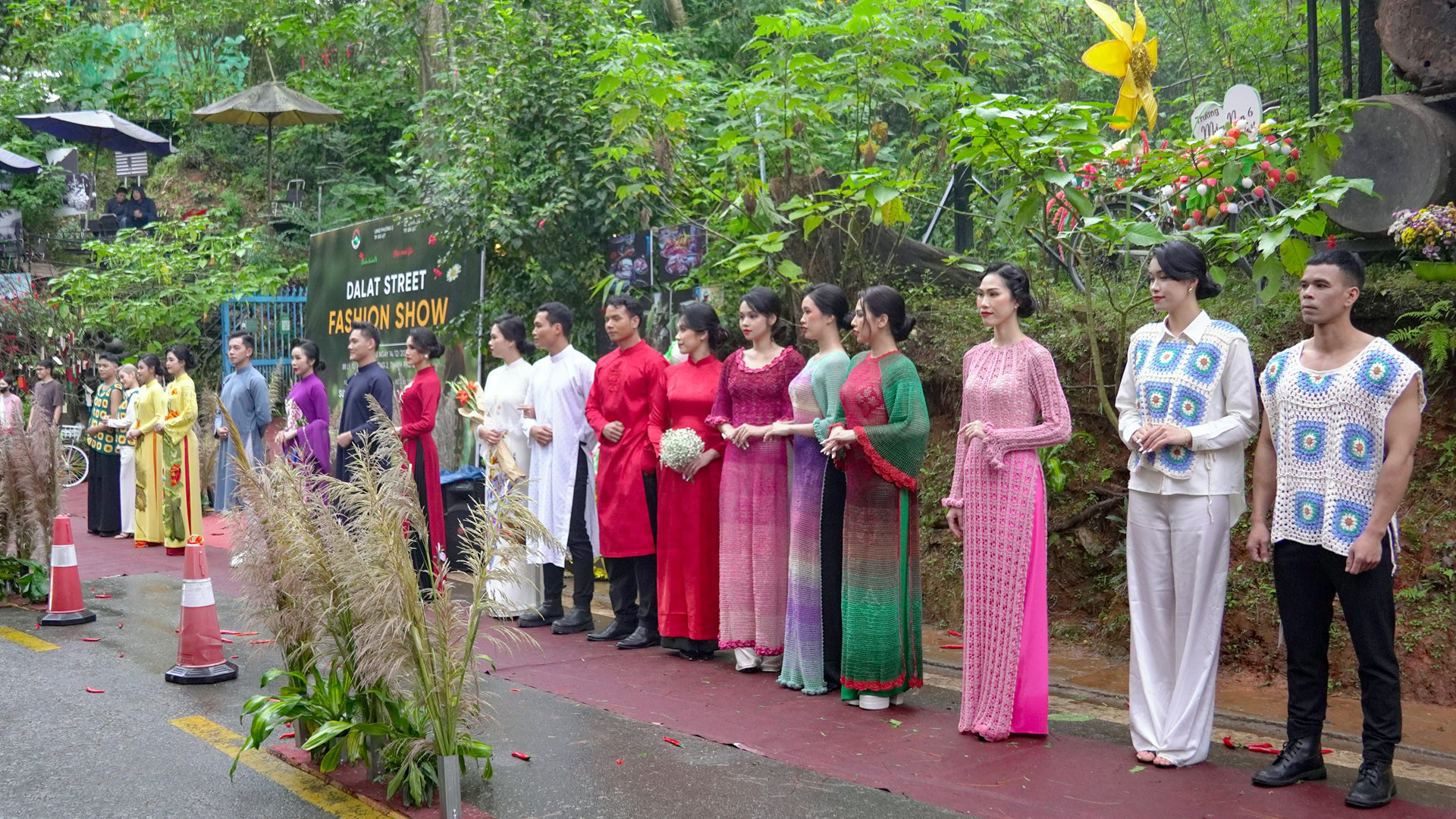 Đồng hành cùng Dalat Street Fashion Show có sự tham gia của các người mẫu là hoa hậu doanh nhân thế giới người Việt, hoa khôi, á khôi và người mẫu tại thành phố hoa Đà Lạt.