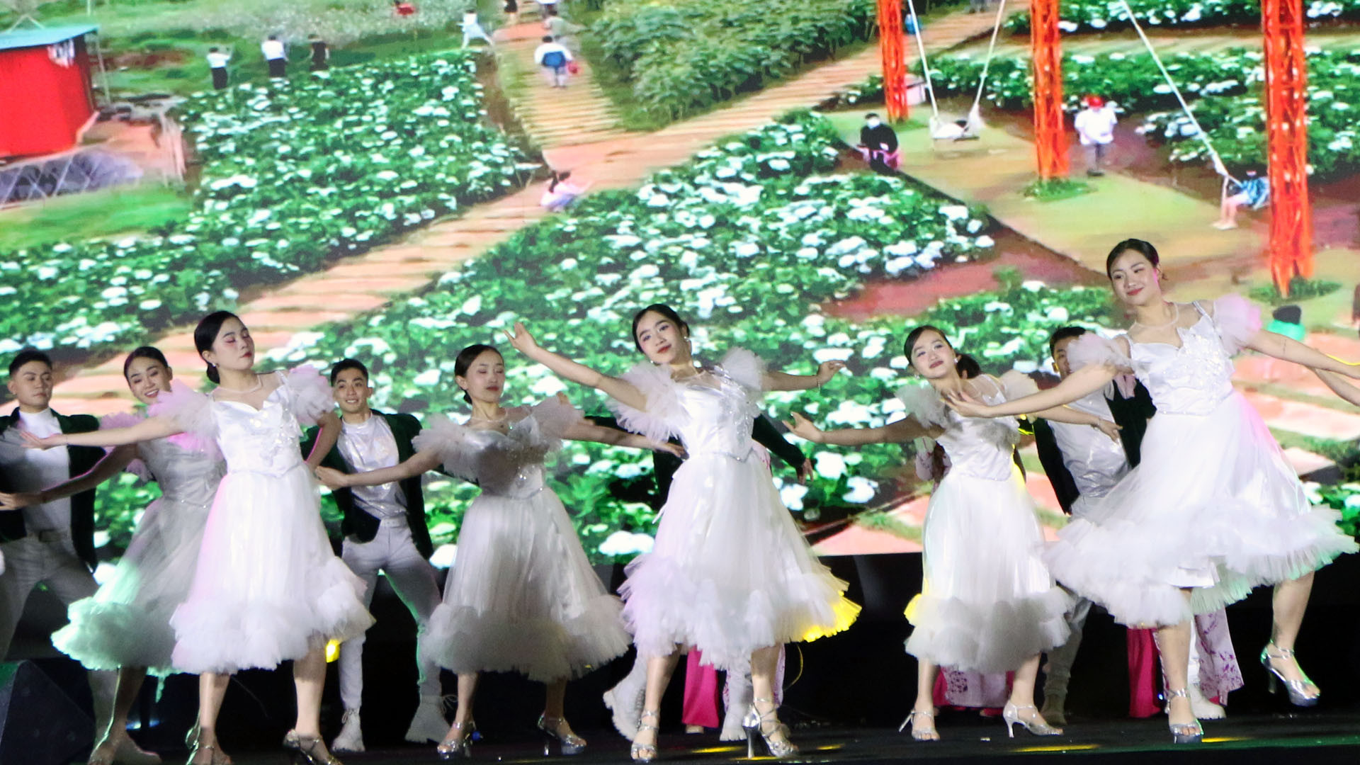 ...và các nghệ sĩ đến từ Trung tâm Văn hóa thành phố Đà Lạt.