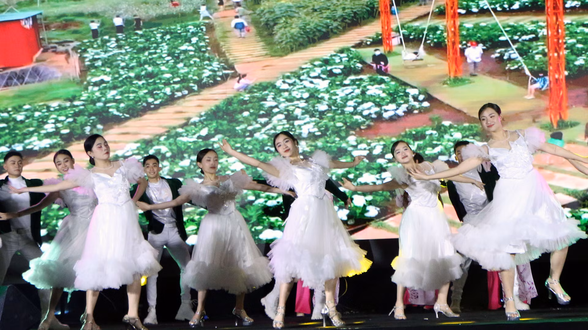 ...và các nghệ sĩ đến từ Trung tâm Văn hóa thành phố Đà Lạt.