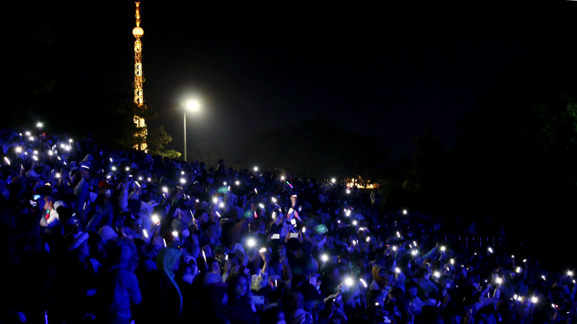 ...hàng nghìn người nhún nhảy theo giai điệu quen thuộc một thời mà thế hệ yêu nhạc nào cũng yêu thích.