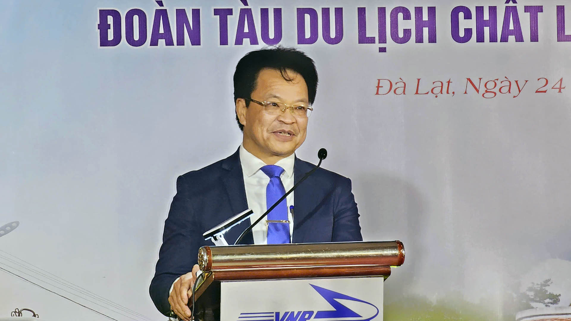 Chủ tịch Hội đồng thành viên Tổng Công ty Đường sắt Việt Nam Đặng Sỹ Mạnh: “Đường sắt không thuần túy là phương tiện, mà con tàu phải là một phân khúc để trải nghiệm, để cảm xúc và nhà ga phải là điểm đến”. Chủ tịch Hội đồng thành viên Tổng Công ty Đường sắt Việt Nam Đặng Sỹ Mạnh: “Đường sắt không thuần túy là phương tiện, mà con tàu phải là một phân khúc để trải nghiệm, để cảm xúc và nhà ga phải là điểm đến”.