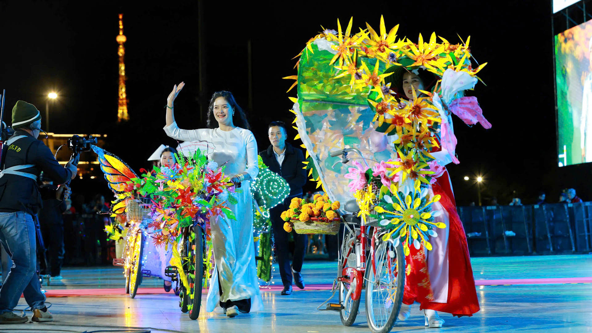 Xe đạp hoa xuống phố.