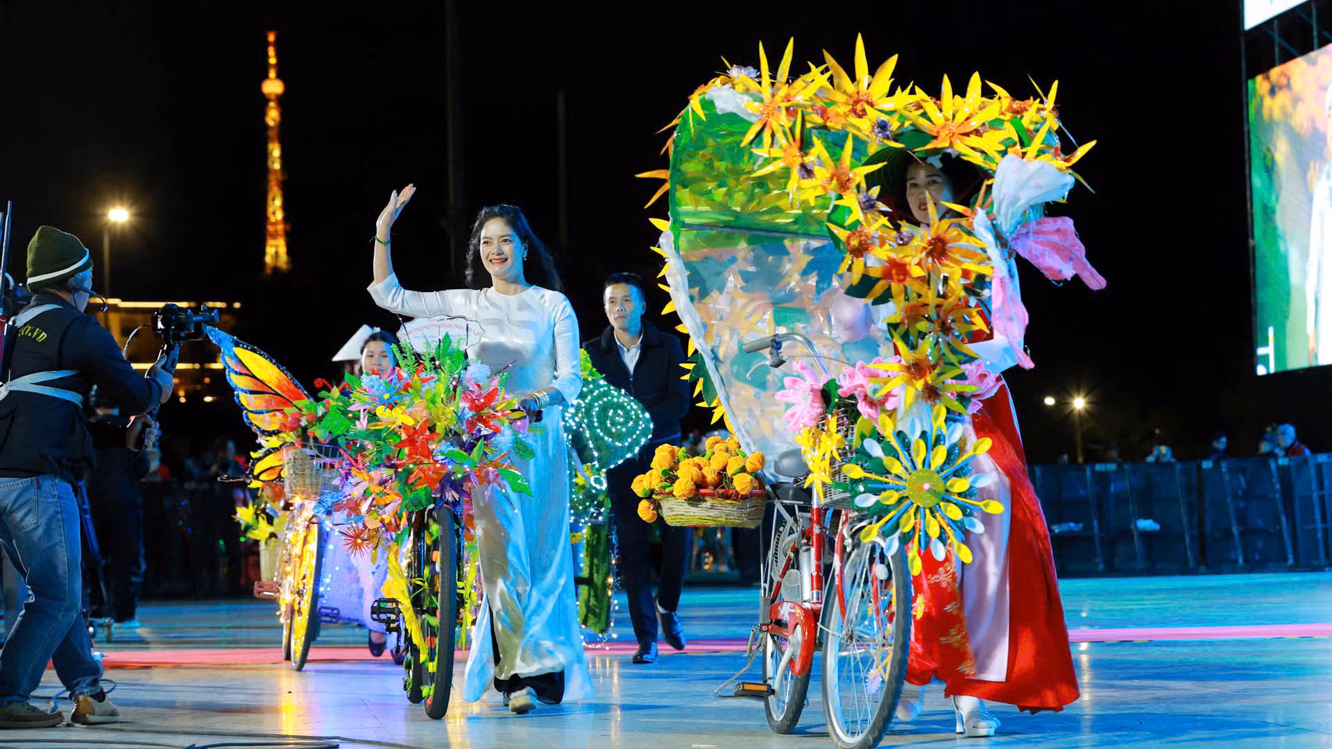 Xe đạp hoa xuống phố.