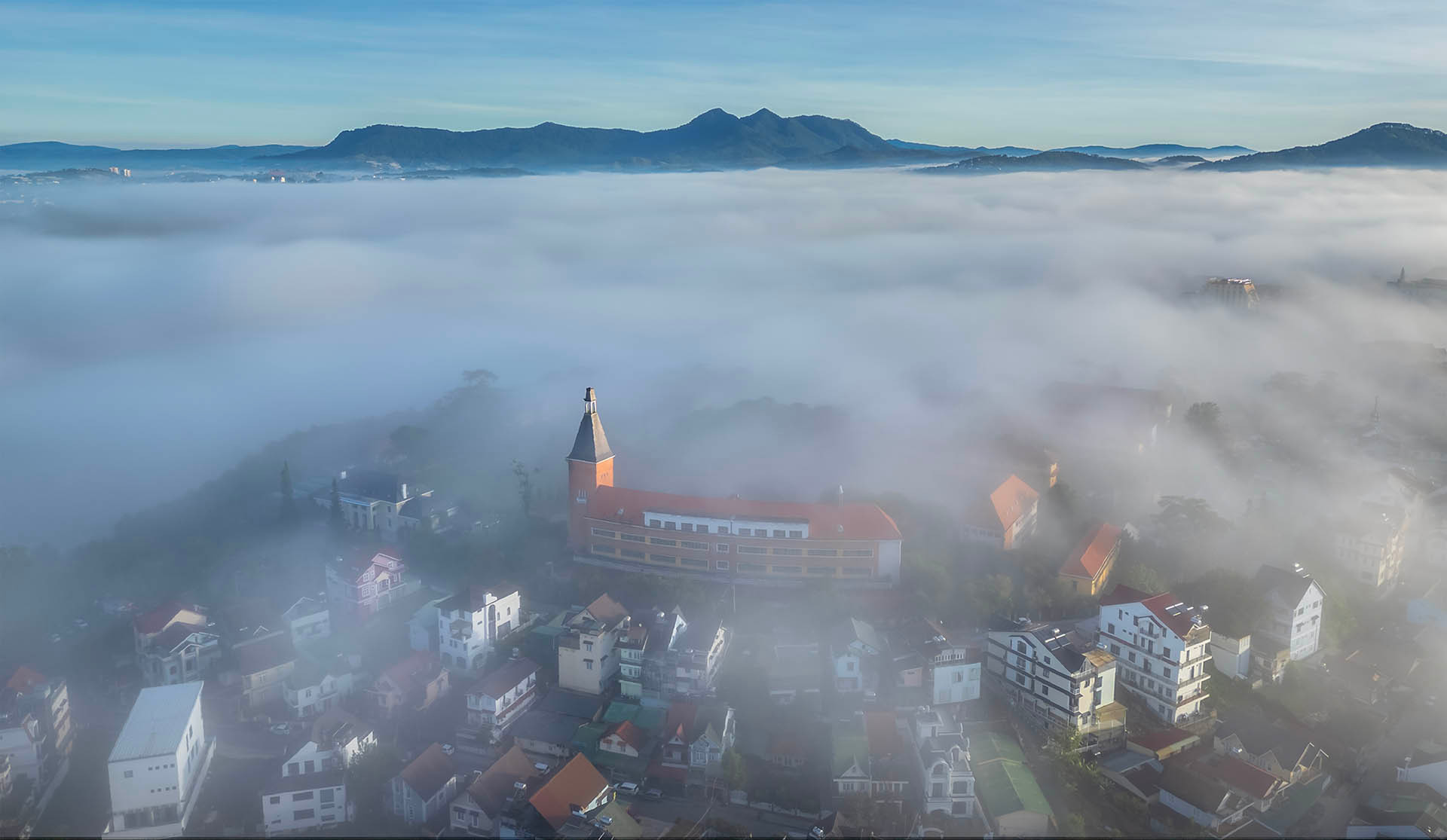 Ẩn hiện. (Ảnh: NGUYỄN TẤT THẮNG) Ẩn hiện. (Ảnh: NGUYỄN TẤT THẮNG)