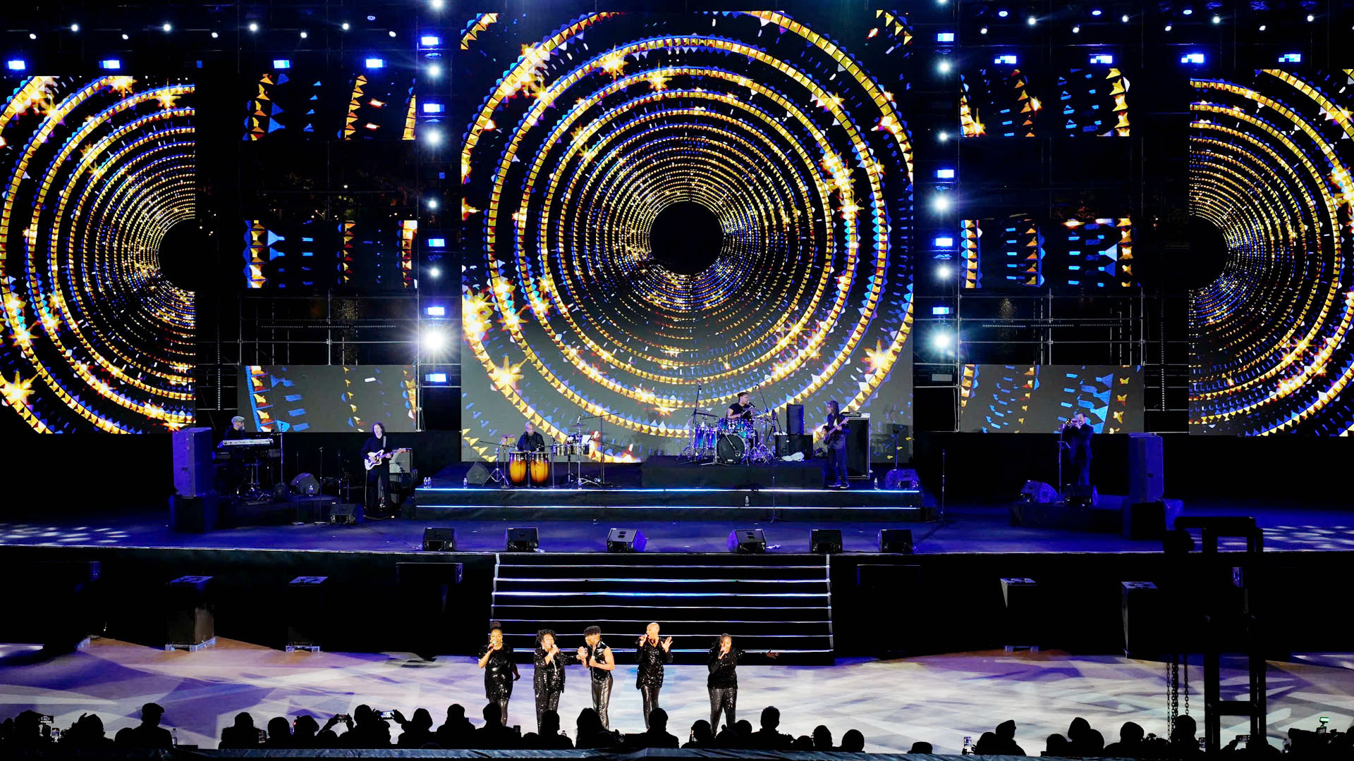 Chủ tịch IB Group Vietnam kiêm Giám đốc sản xuất “Dalat Spring Concert” Nguyễn Thùy Dương cho biết: "Chúng tôi chuẩn bị 3 hệ thống thiết bị độc lập đạt chuẩn yêu cầu của ban nhạc. Với sự kiện này, chúng tôi phải chuẩn bị 6 bàn mixer để vận hành toàn bộ hệ thống âm thanh để tạo ra chất âm thanh trung thực nhất”.