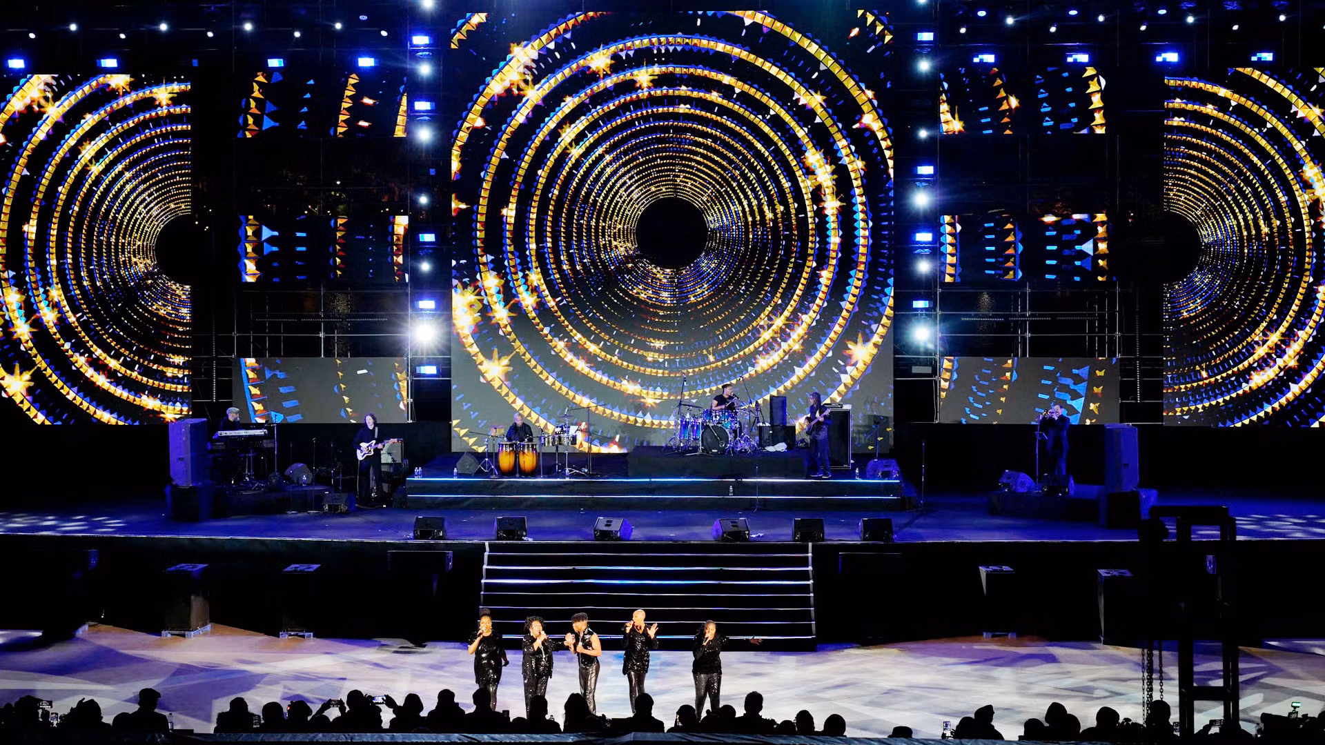 Chủ tịch IB Group Vietnam kiêm Giám đốc sản xuất “Dalat Spring Concert” Nguyễn Thùy Dương cho biết: "Chúng tôi chuẩn bị 3 hệ thống thiết bị độc lập đạt chuẩn yêu cầu của ban nhạc. Với sự kiện này, chúng tôi phải chuẩn bị 6 bàn mixer để vận hành toàn bộ hệ thống âm thanh để tạo ra chất âm thanh trung thực nhất”.