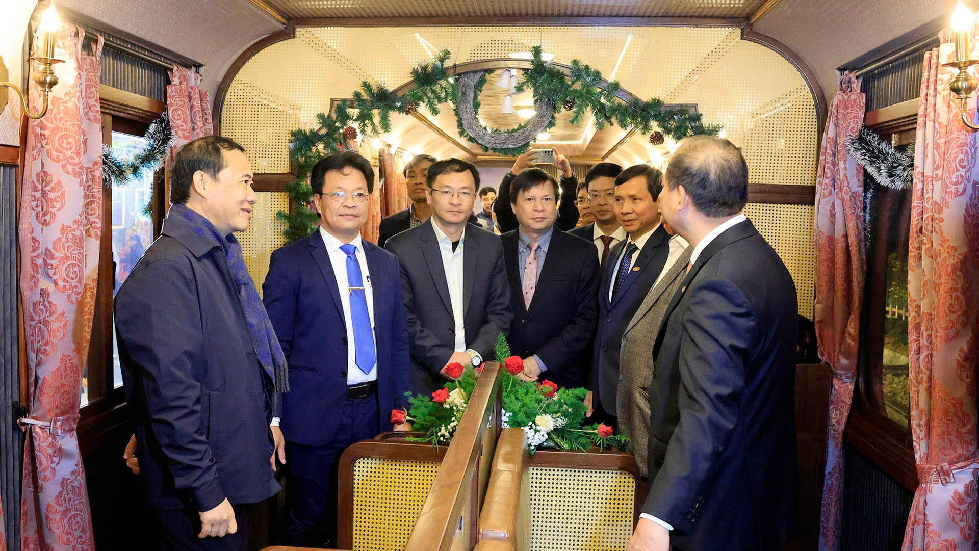 Đại biểu trên khoang VIP đoàn tàu La Reine chậm chậm rời ga Đà Lạt để đến Trại Mát, với hành trình 7km - một chiều. Đại biểu trên khoang VIP đoàn tàu La Reine chậm chậm rời ga Đà Lạt để đến Trại Mát, với hành trình 7km - một chiều.