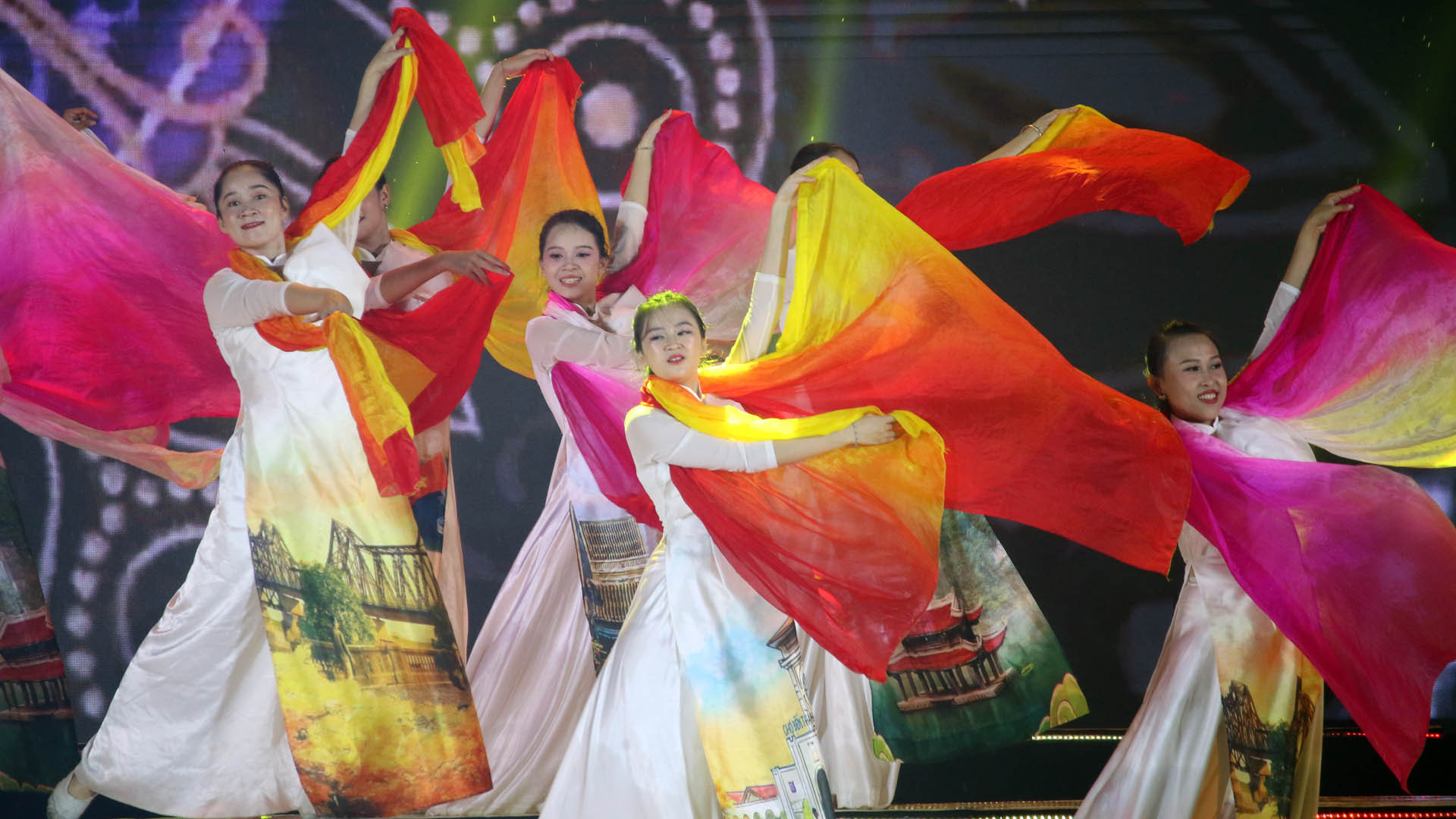 Lễ hội văn hóa, nghệ thuật tôn vinh ngành trà, tơ lụa Bảo Lộc đã trở thành một trong những chương trình chính của Festival Hoa Đà Lạt, với chu kỳ tổ chức 2 năm 1 lần.