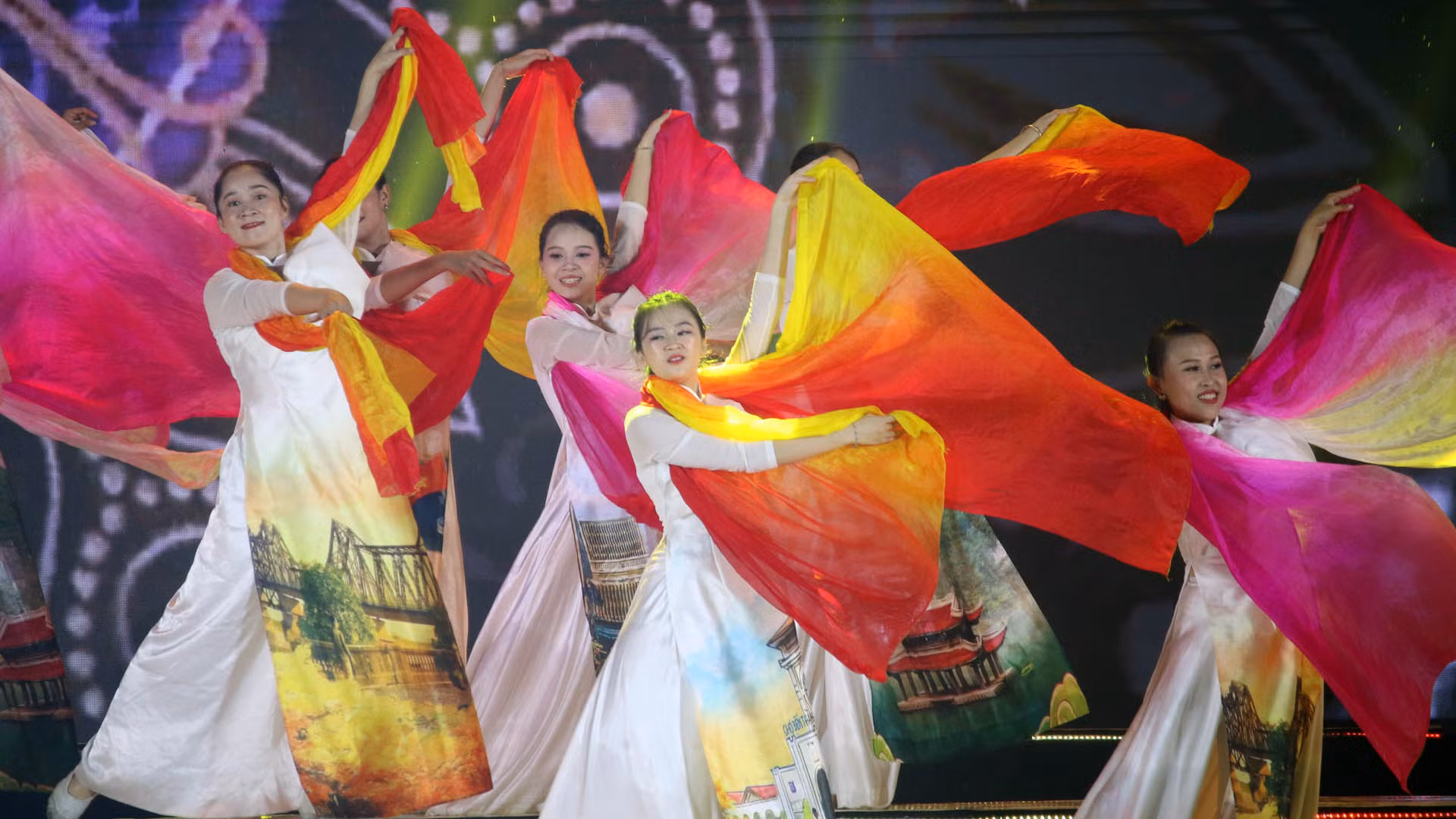 Lễ hội văn hóa, nghệ thuật tôn vinh ngành trà, tơ lụa Bảo Lộc đã trở thành một trong những chương trình chính của Festival Hoa Đà Lạt, với chu kỳ tổ chức 2 năm 1 lần.