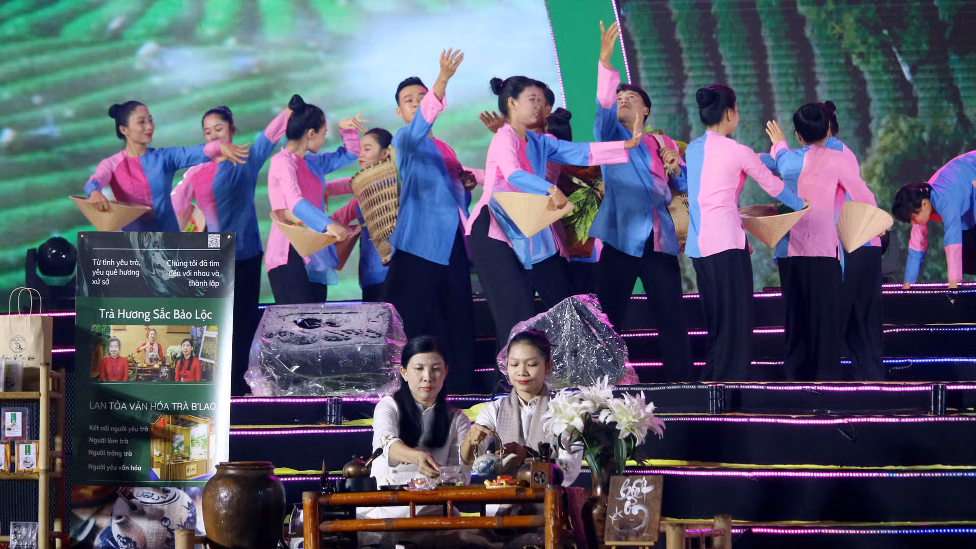 Thành phố "hương trà, sắc tơ" tràn đầy năng lượng.