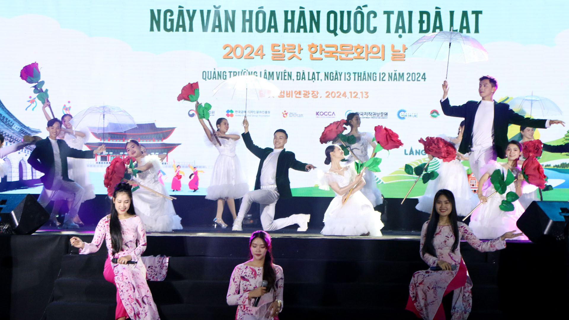 Tiết mục biểu diễn của các nghệ sĩ đến từ Trung tâm Văn hóa thành phố Đà Lạt.