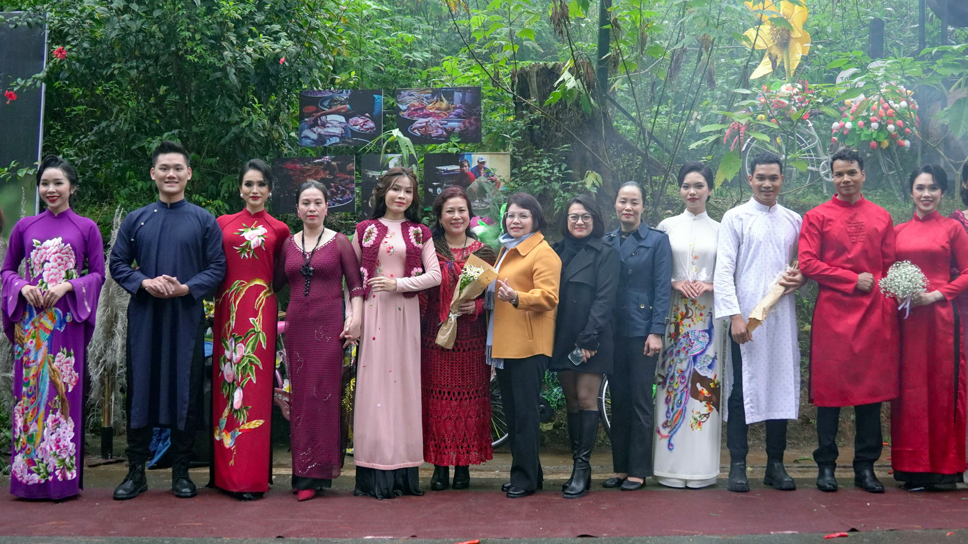 Đại biểu thành phố Đà Lạt và các người mẫu cùng nhà thiết kế Sương Nguyễn (cầm hoa, giữa) tại Dalat Street Fashion Show ra mắt bộ sưu tập “đan áo mùa xuân”.