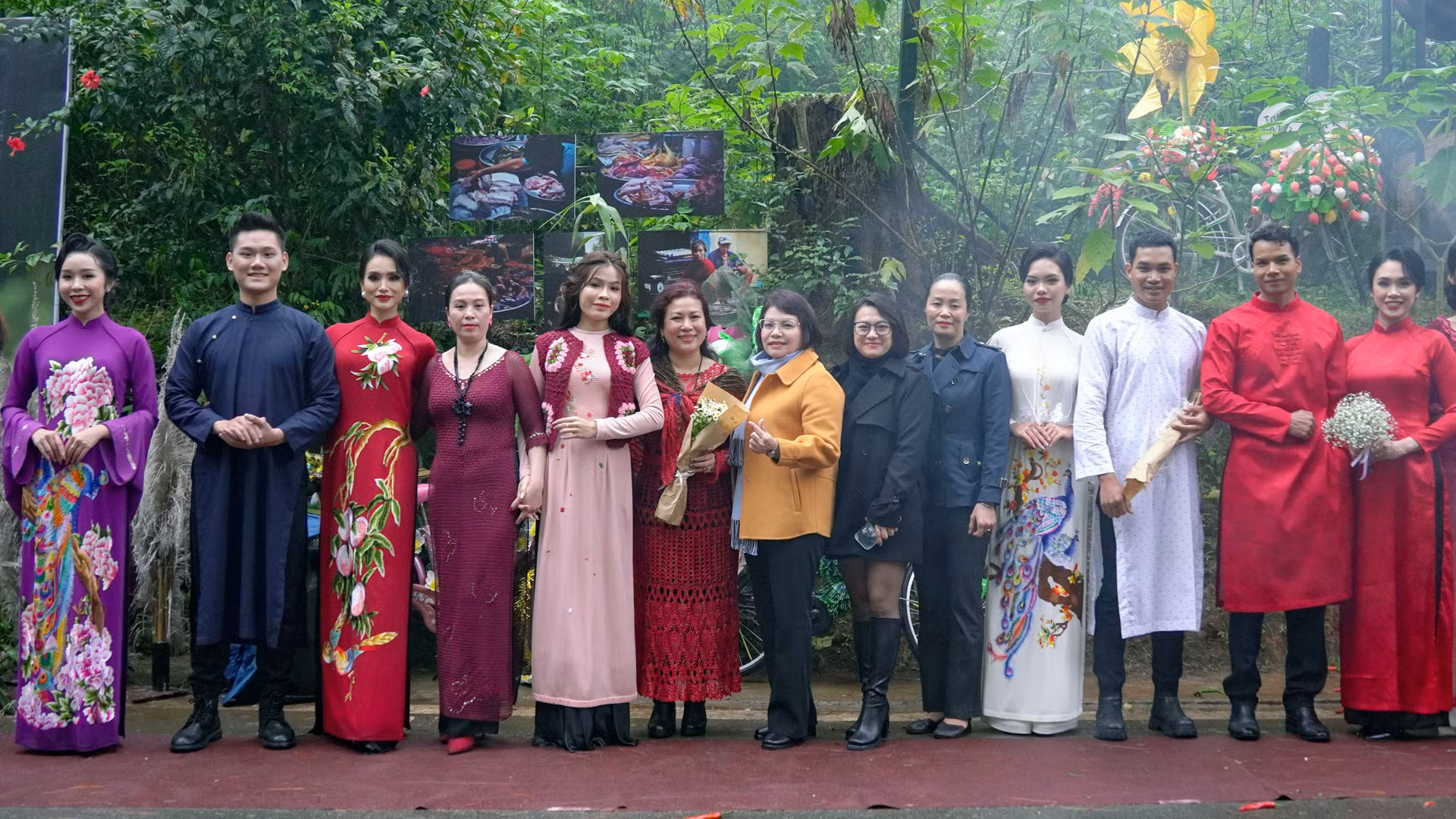 Đại biểu thành phố Đà Lạt và các người mẫu cùng nhà thiết kế Sương Nguyễn (cầm hoa, giữa) tại Dalat Street Fashion Show ra mắt bộ sưu tập “đan áo mùa xuân”.