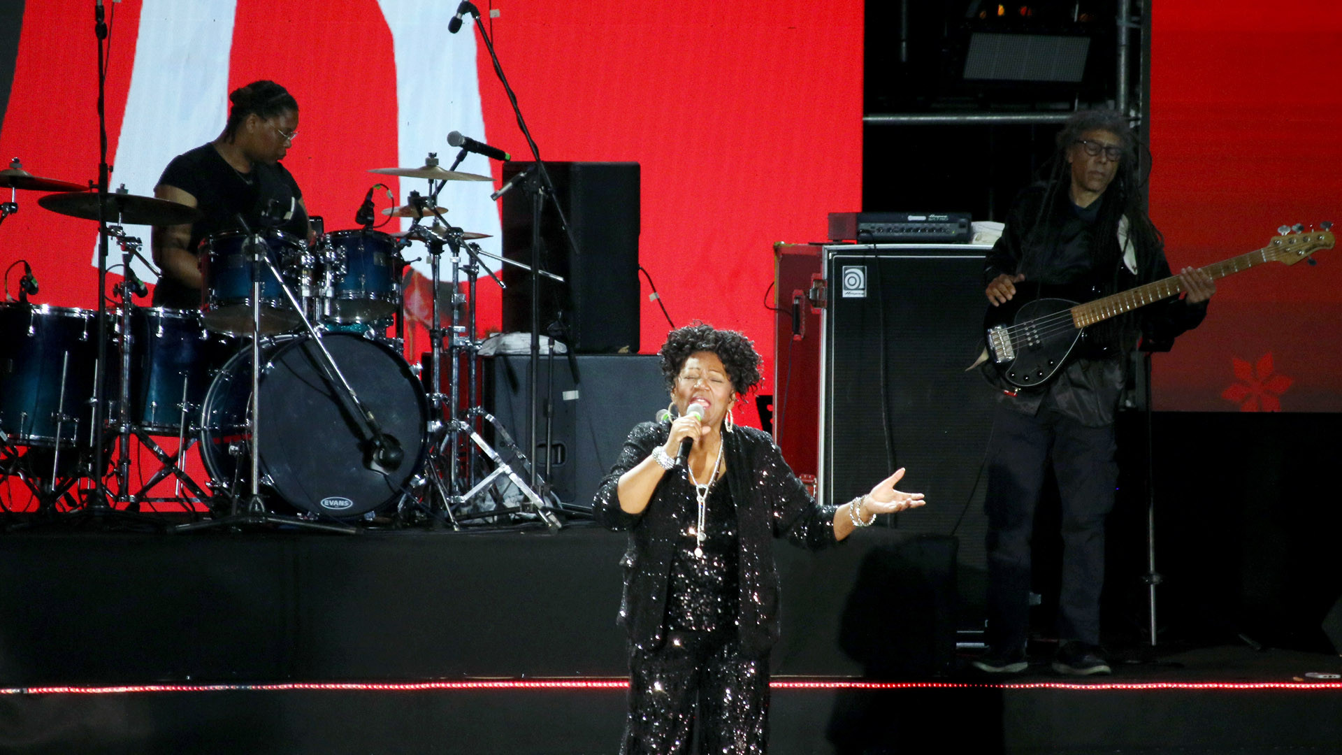 Khác với Joy Band, Boney M mở đầu phần biểu diễn bằng giai điệu thao thiết qua nhạc phẩm Sunny (Nhiều nắng)…