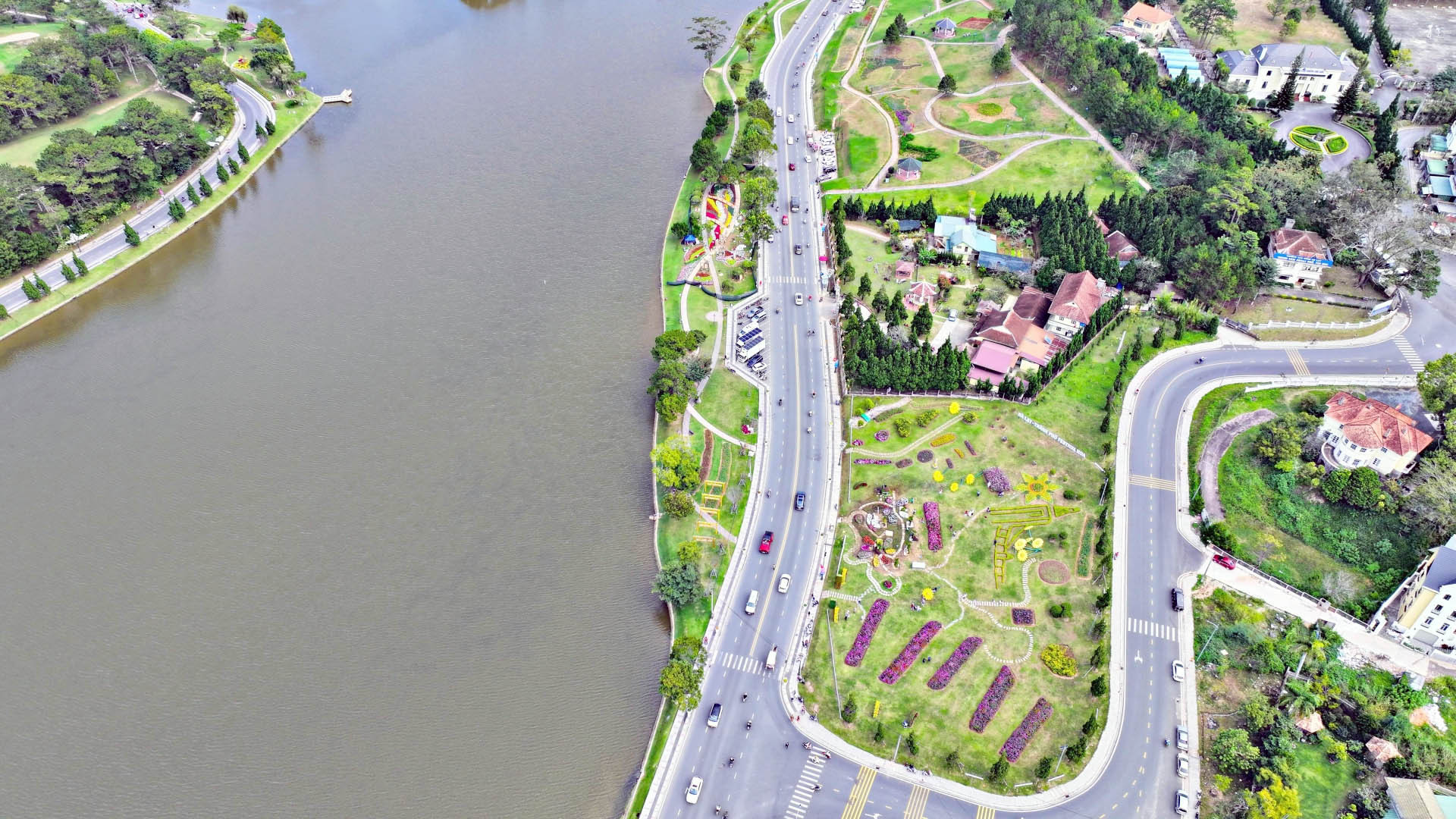 Khu vực đường Trần Quốc Toản quanh hồ Xuân Hương, thành phố Đà Lạt ngập tràn sắc hoa.