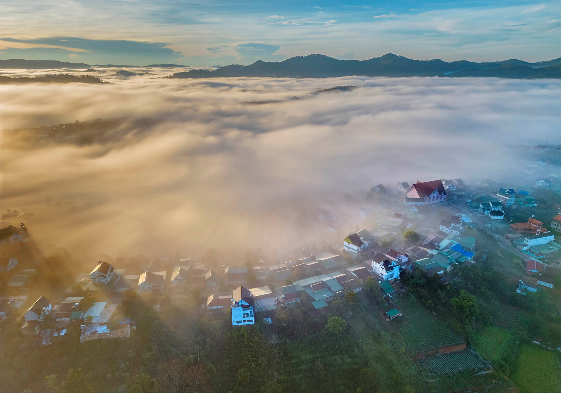 Như trôi trong sương. (Ảnh: NGUYỄN TẤT THẮNG) Như trôi trong sương. (Ảnh: NGUYỄN TẤT THẮNG)