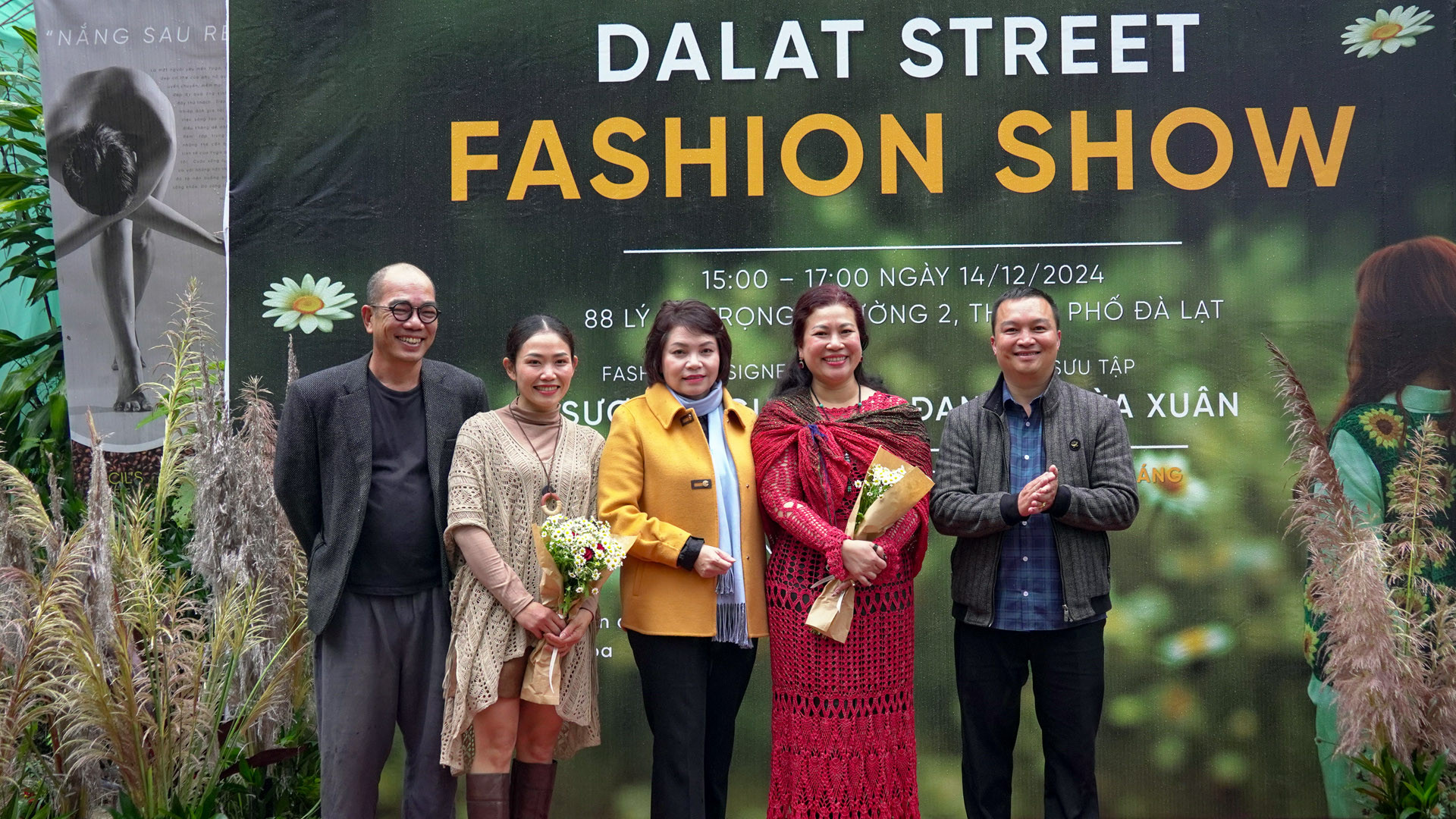 Đại diện thành phố Đà Lạt và các đơn vị tổ chức với nhà thiết kế Sương Nguyễn (thứ 2, bên phải).