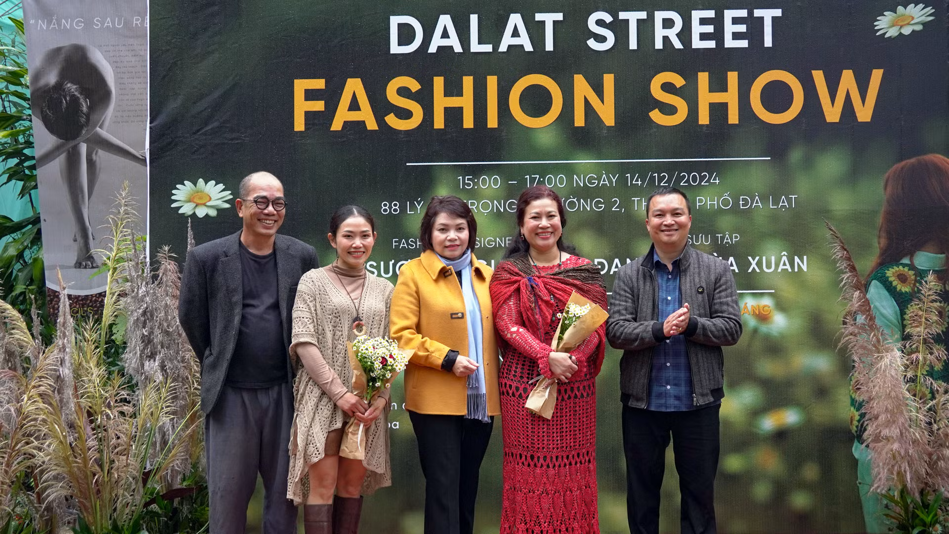 Đại diện thành phố Đà Lạt và các đơn vị tổ chức với nhà thiết kế Sương Nguyễn (thứ 2, bên phải).