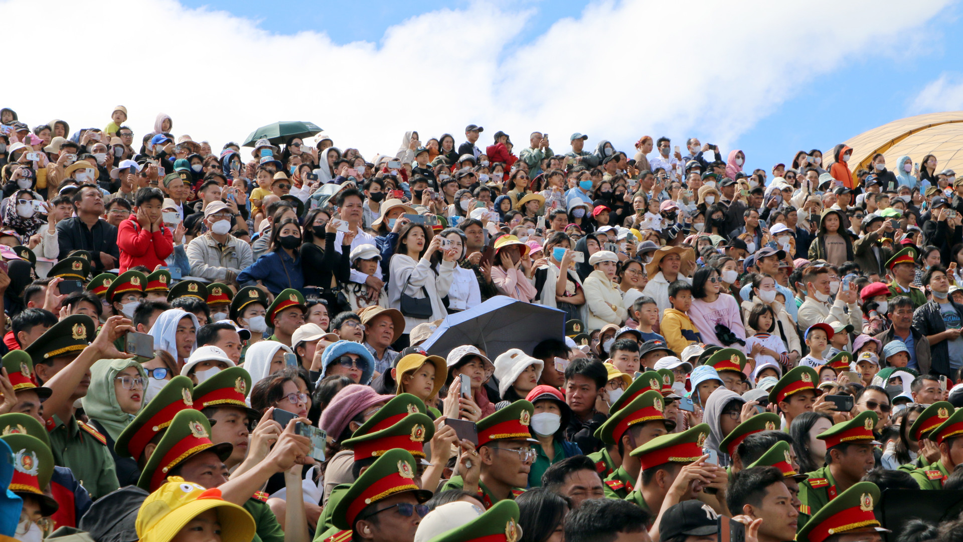 Hàng nghìn người dân địa phương và du khách đến với lễ khai mạc.