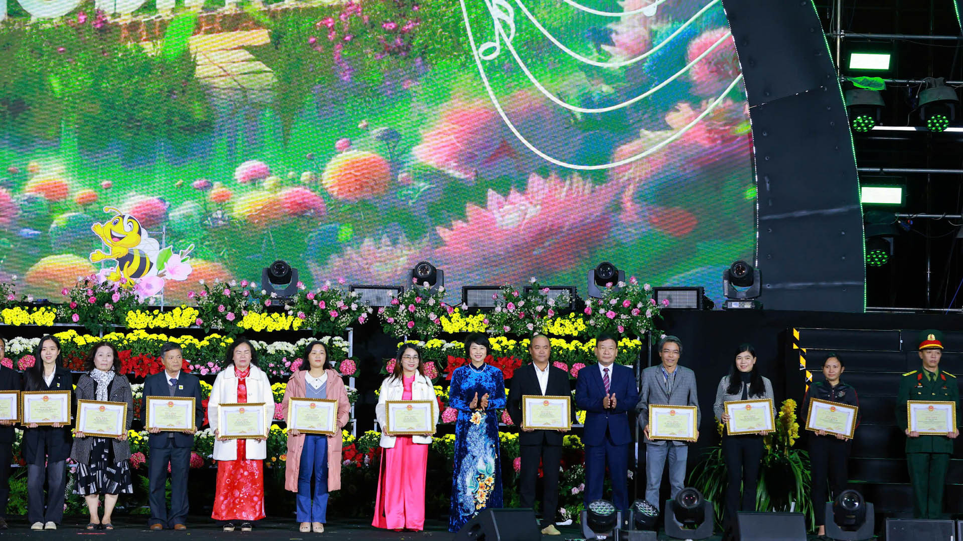 Lãnh đạo tỉnh Lâm Đồng trao bằng khen Ủy ban nhân dân tỉnh Lâm Đồng tặng các tập thể, cá nhân và hộ gia đình.