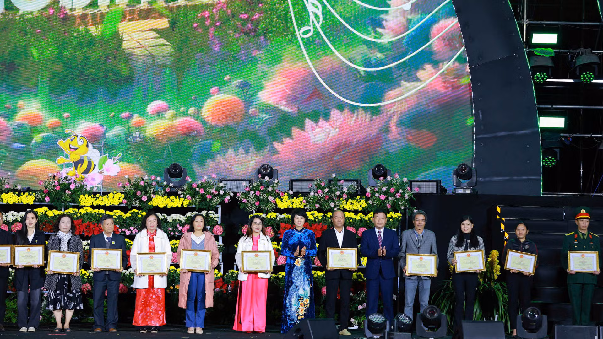 Lãnh đạo tỉnh Lâm Đồng trao bằng khen Ủy ban nhân dân tỉnh Lâm Đồng tặng các tập thể, cá nhân và hộ gia đình.