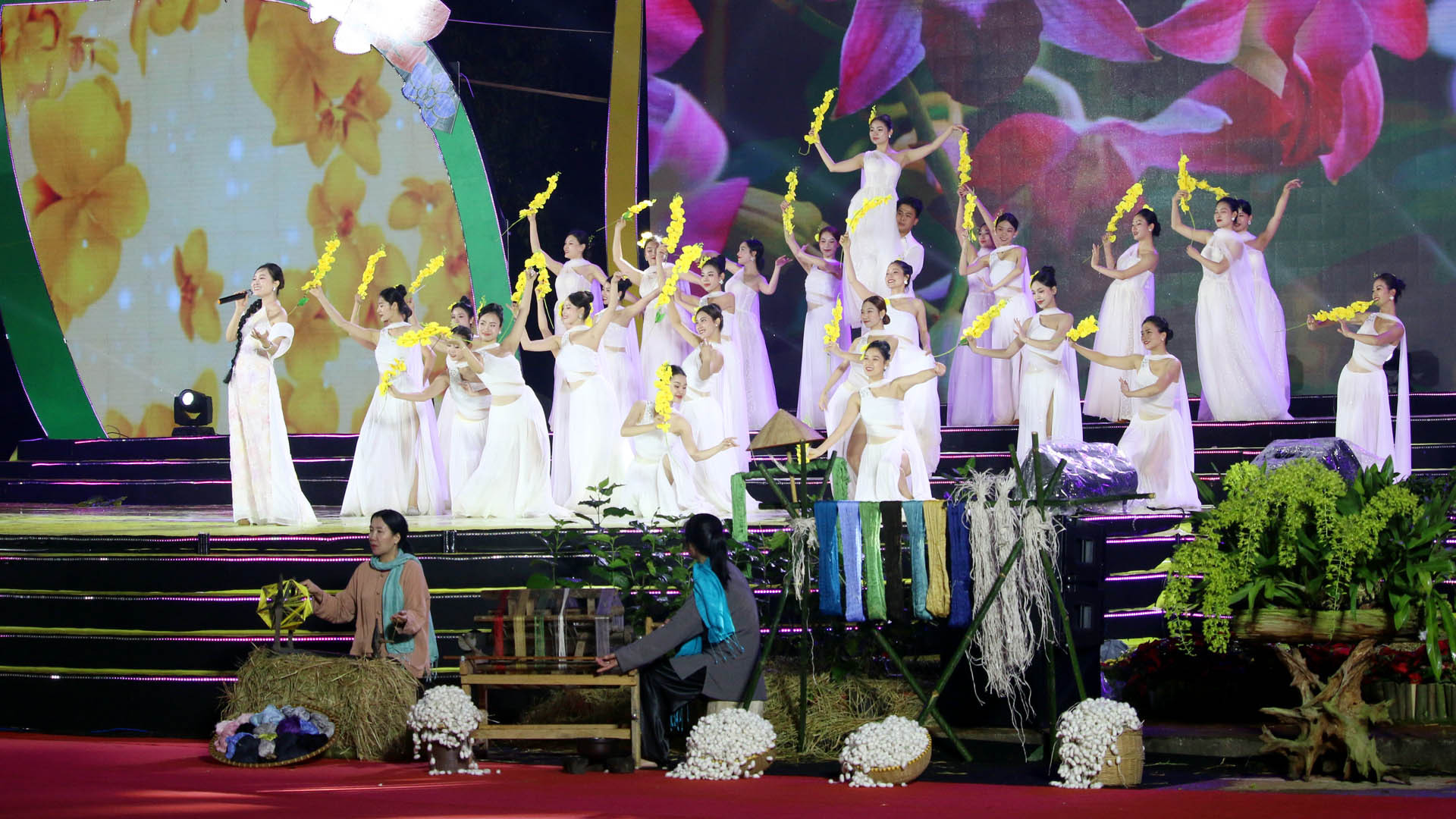 Nhấp một ngụm trà, ngắm một nhành lan, lòng người cũng thấy an bình, nồng nàn và ấm áp.