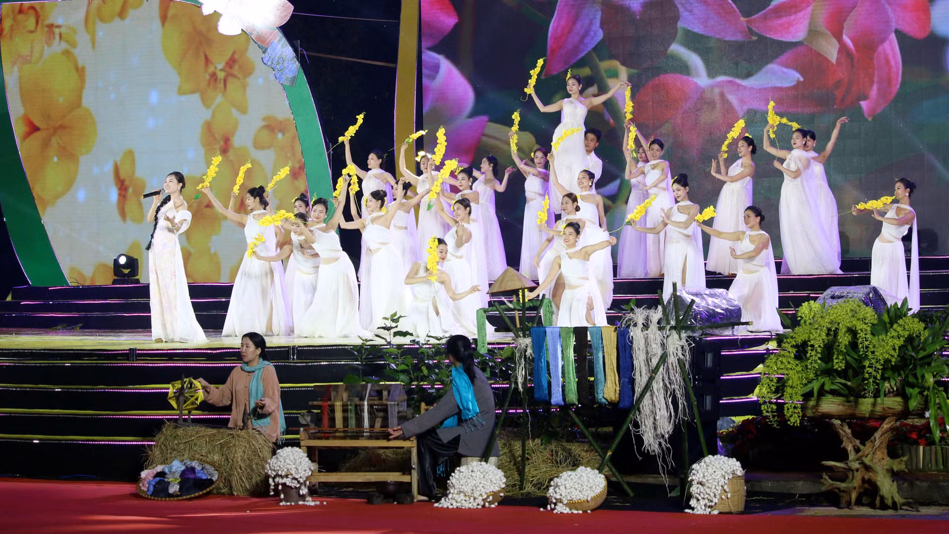 Nhấp một ngụm trà, ngắm một nhành lan, lòng người cũng thấy an bình, nồng nàn và ấm áp.