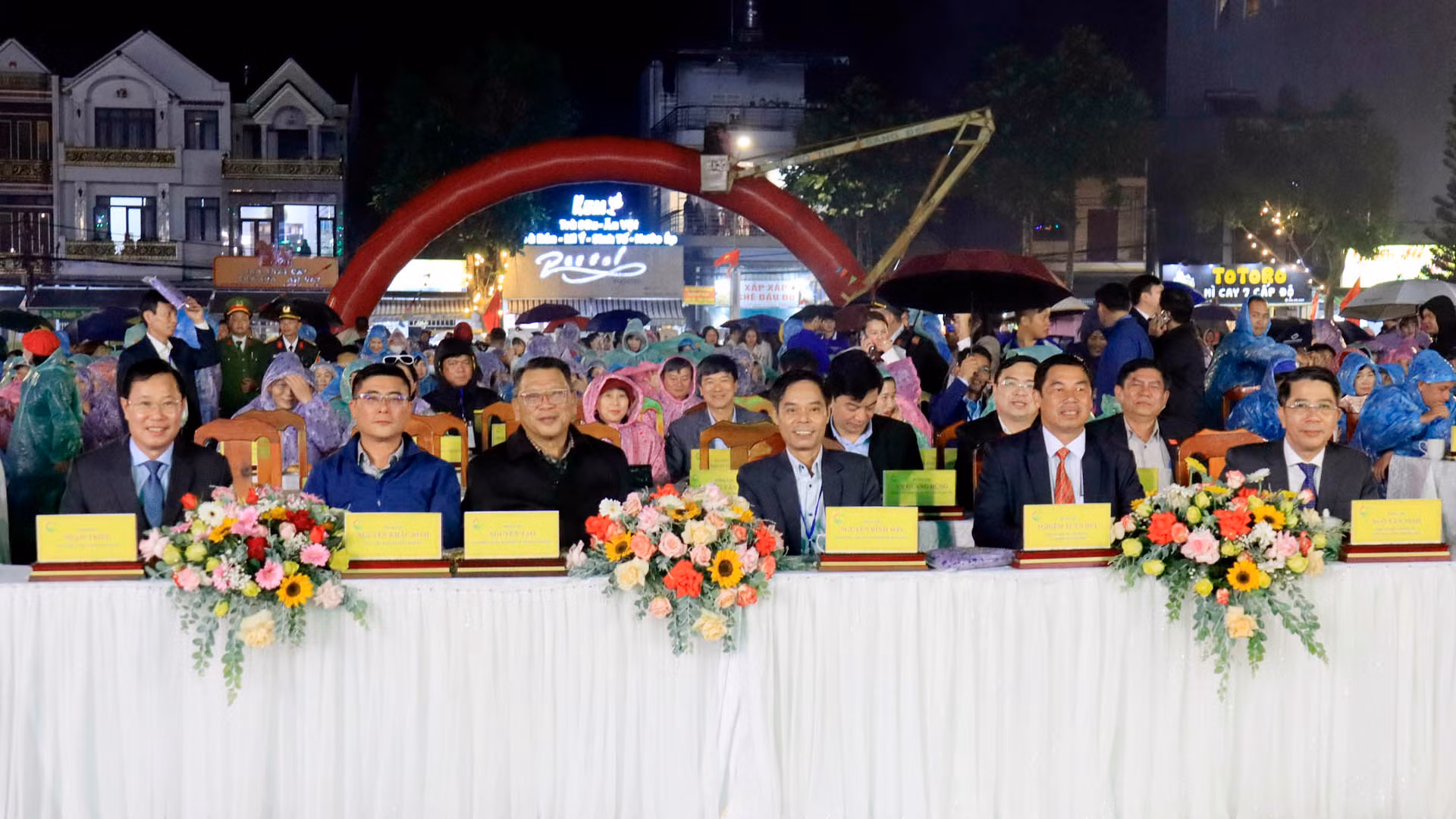 Lãnh đạo tỉnh Lâm Đồng và thành phố Bảo Lộc tham dự chương trình.