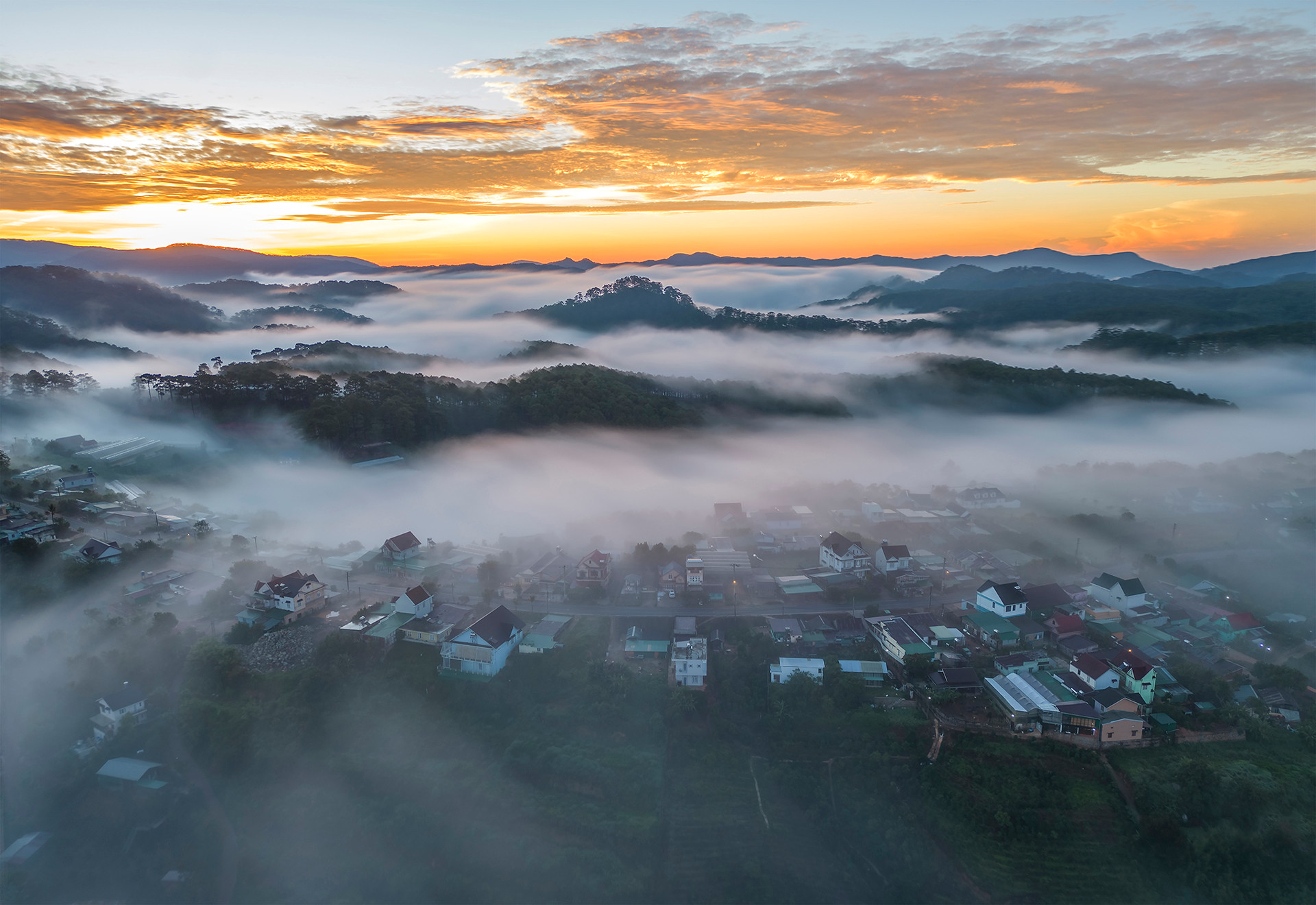 Bình minh cao nguyên. (Ảnh: NGUYỄN TẤT THẮNG) Bình minh cao nguyên. (Ảnh: NGUYỄN TẤT THẮNG)