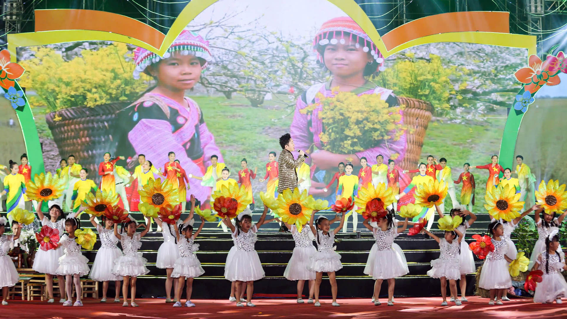 Hoạt cảnh thể hiện khát vọng vươn lên của thành phố "hương trà, sắc tơ".