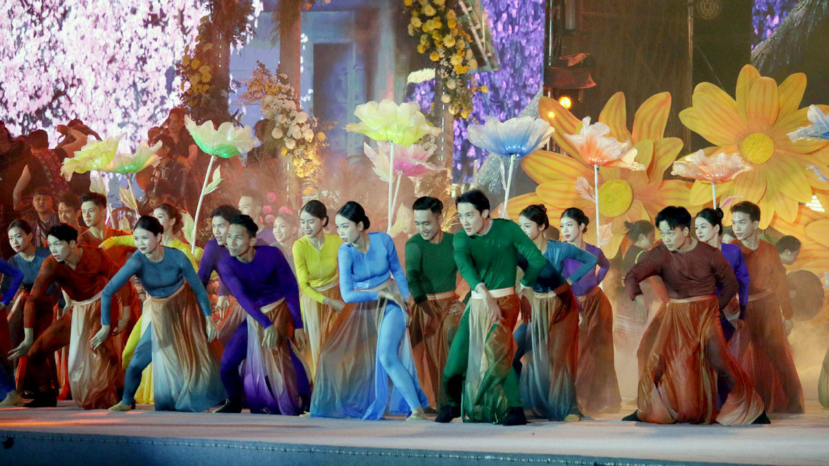 Người muôn phương cùng về với đất lành cao nguyên tụ hội.