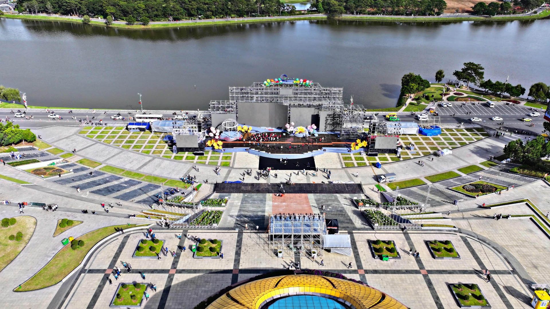 Lễ khai mạc diễn ra vào tối 5/12, với chương trình nghệ thuật đặc sắc, kết hợp giữa các nghi lễ cổ truyền mang đậm bản sắc văn hóa các dân tộc địa phương và các hình thức nghệ thuật hiện đại. Hiện, khu vực sân khấu đang được hoàn thiện, sẵn sàng phục vụ lễ khai mạc tại Quảng trường Lâm Viên, bên hồ Xuân Hương thơ mộng.