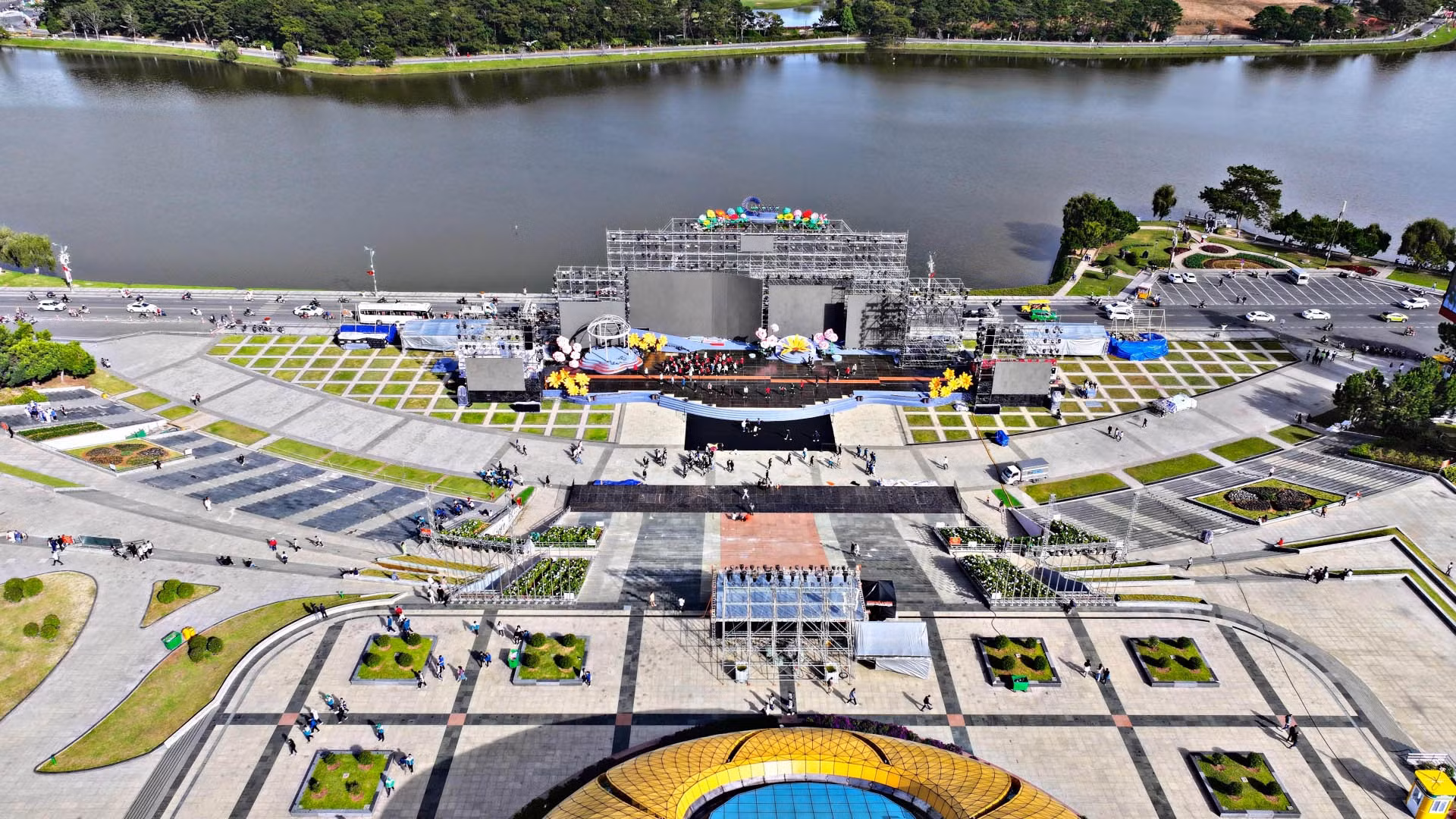 Lễ khai mạc diễn ra vào tối 5/12, với chương trình nghệ thuật đặc sắc, kết hợp giữa các nghi lễ cổ truyền mang đậm bản sắc văn hóa các dân tộc địa phương và các hình thức nghệ thuật hiện đại. Hiện, khu vực sân khấu đang được hoàn thiện, sẵn sàng phục vụ lễ khai mạc tại Quảng trường Lâm Viên, bên hồ Xuân Hương thơ mộng.