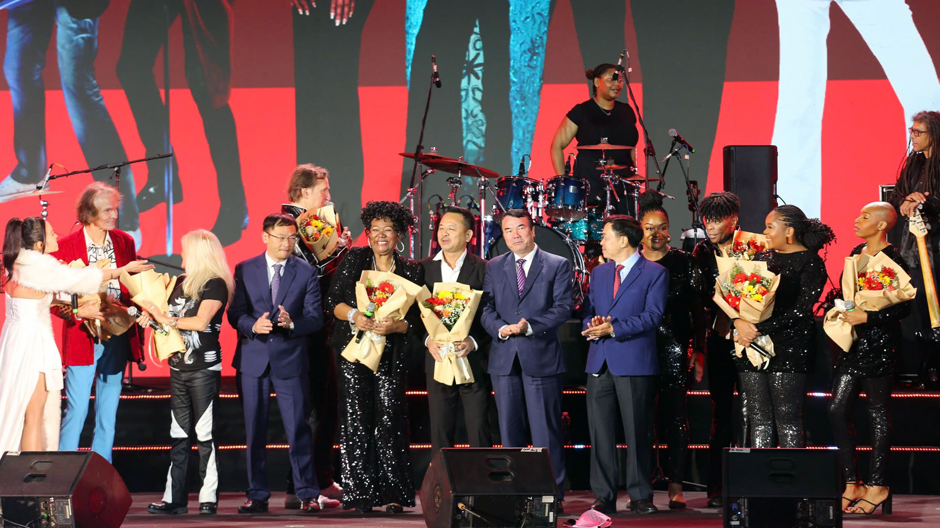 Lãnh đạo tỉnh Lâm Đồng và thành phố Đà Lạt tặng hoa các nghệ sĩ.