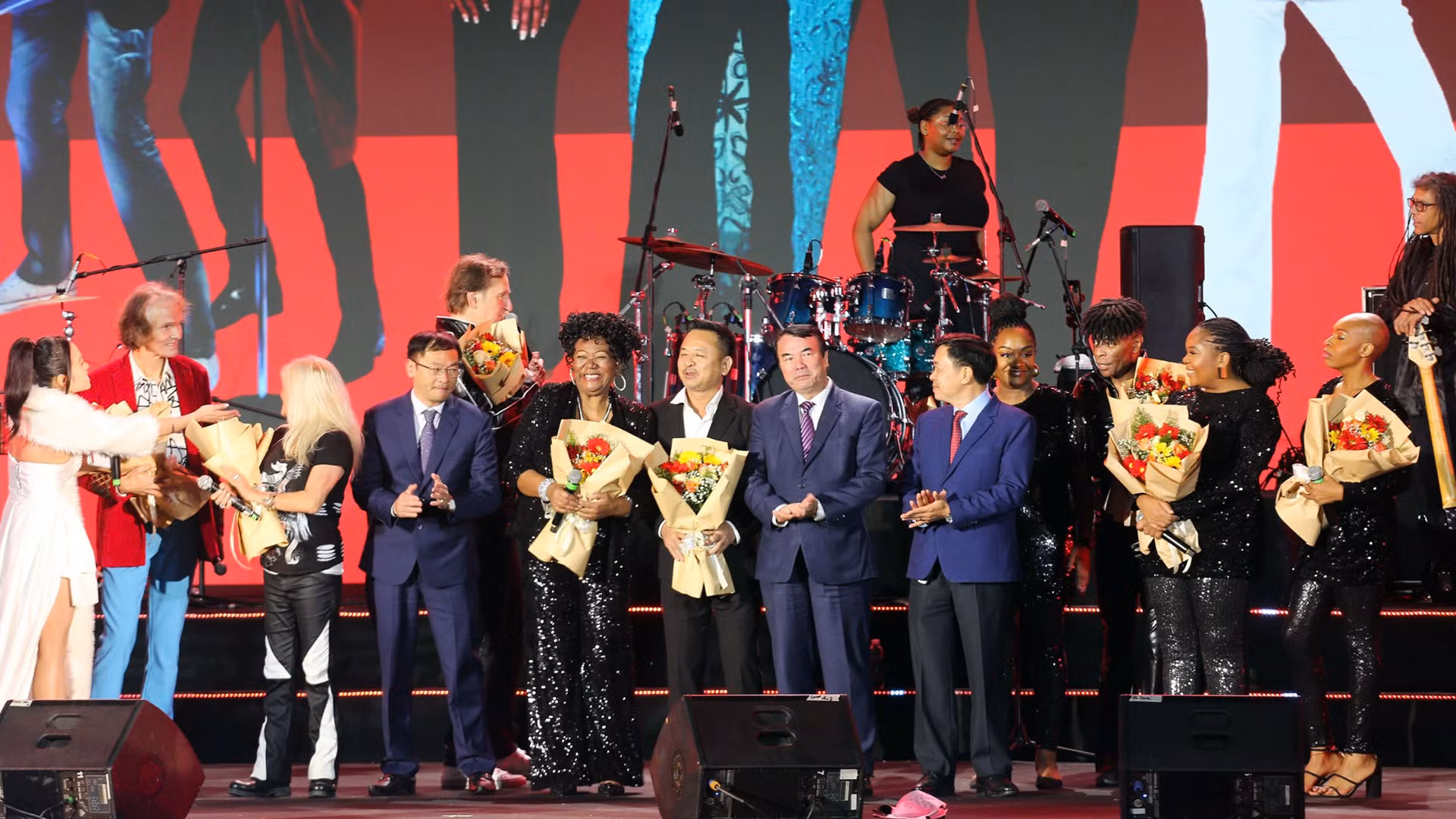 Lãnh đạo tỉnh Lâm Đồng và thành phố Đà Lạt tặng hoa các nghệ sĩ.