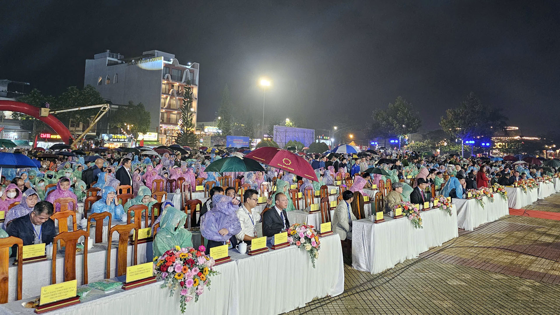 Mặc dù có mưa nhẹ, nhưng chương trình thu hút hàng nghìn người dân và du khách đến thưởng thức.