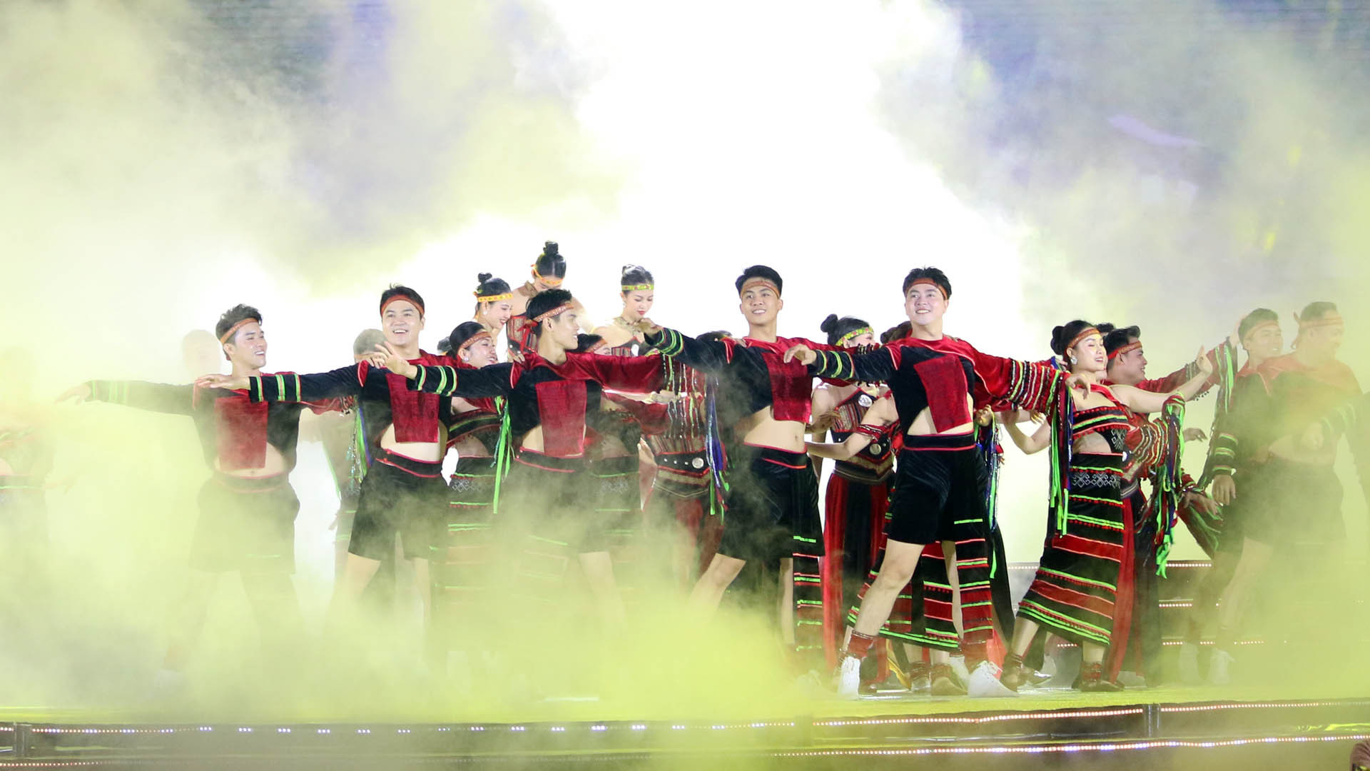 Hoạt cảnh múa, hát “Ngày hội cao nguyên - Bảo lộc của tôi” như lời mời gọi về với xứ hương sắc B’Lao.