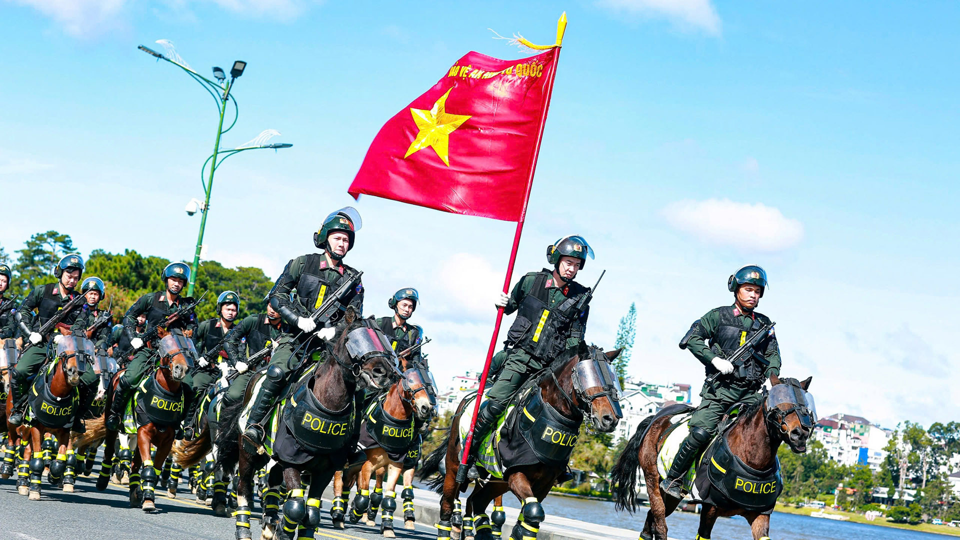 Sau lễ khai mạc, các đội bước vào tranh tài ở nội dung duyệt đội ngũ, tình huống võ thuật và công phá tại Quảng trường Lâm Viên.