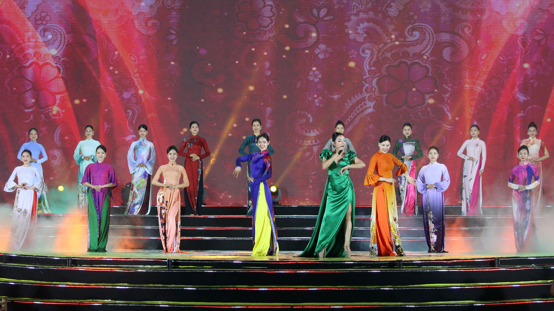 Tơ lụa Bảo Lộc đã "dệt" những đường tơ óng ả trên những sàn diễn thời trang danh giá trong nước và quốc tế.