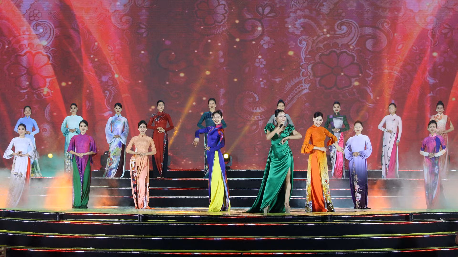 Tơ lụa Bảo Lộc đã "dệt" những đường tơ óng ả trên những sàn diễn thời trang danh giá trong nước và quốc tế.