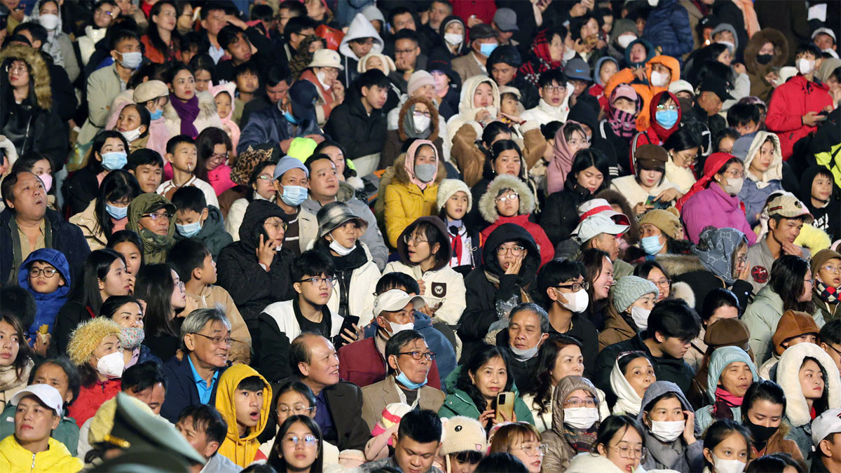 Lễ khai mạc thu hút hơn 15 nghìn người dân địa phương cùng du khách dự khán.