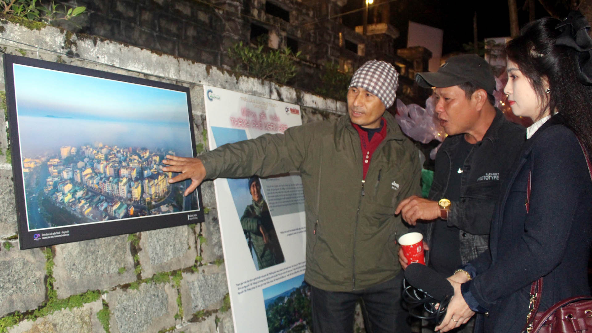 Nhiếp ảnh gia Nguyễn Tất Thắng giới thiệu tác phẩm của mình với những người thưởng lãm. Nhiếp ảnh gia Nguyễn Tất Thắng giới thiệu tác phẩm của mình với những người thưởng lãm.