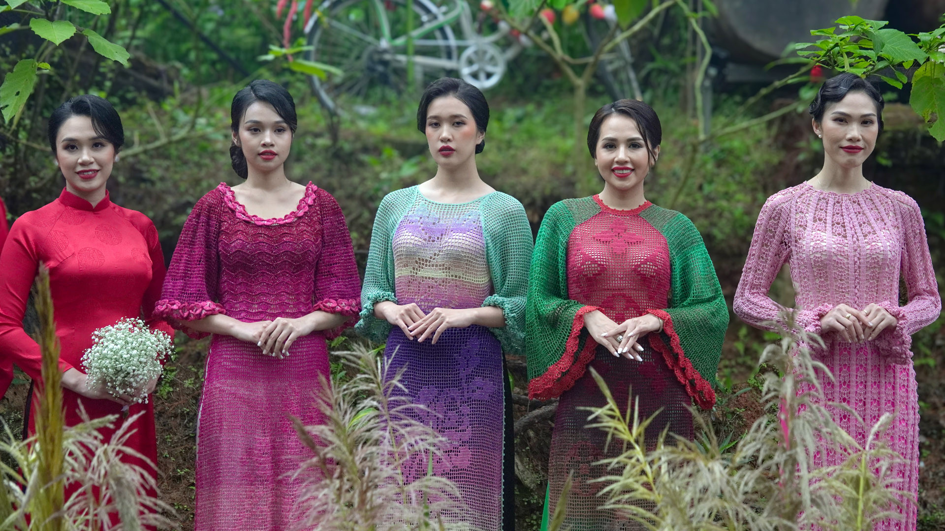 Trong tiết trời mưa nhẹ và se lạnh, các người mẫu đã trình diễn 48 bộ trang phục được lấy cảm hứng từ những chiếc áo len thủ công “thời ông bà ta” của nhà thiết kế Sương Nguyễn (Thành phố Hồ Chí Minh).