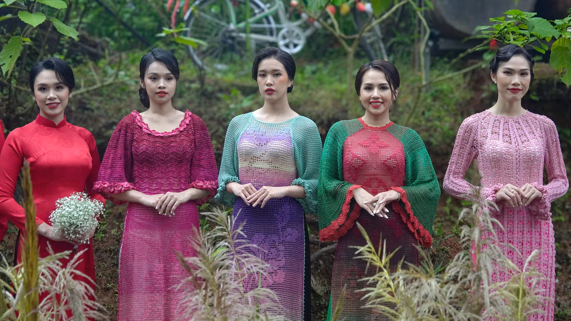 Trong tiết trời mưa nhẹ và se lạnh, các người mẫu đã trình diễn 48 bộ trang phục được lấy cảm hứng từ những chiếc áo len thủ công “thời ông bà ta” của nhà thiết kế Sương Nguyễn (Thành phố Hồ Chí Minh).