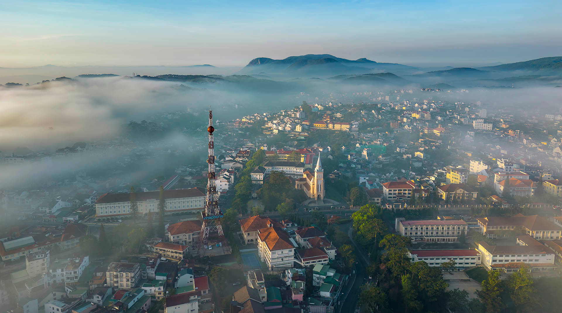 Cung bậc phố núi. (Ảnh: NGUYỄN TẤT THẮNG) Cung bậc phố núi. (Ảnh: NGUYỄN TẤT THẮNG)