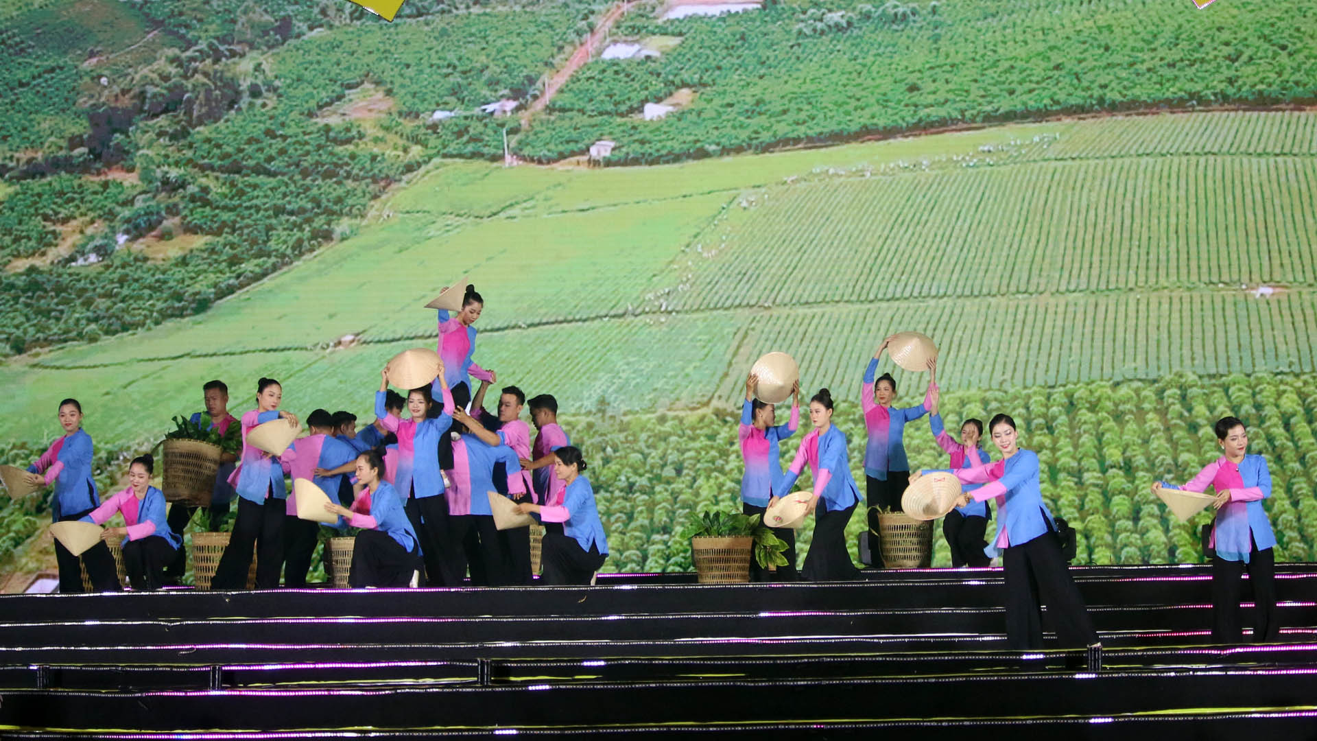 Chương “Vẻ đẹp bất tận” kể câu chuyện từ một vùng đất hoang sơ được khai mở vào những năm 90 của thế kỷ 19.