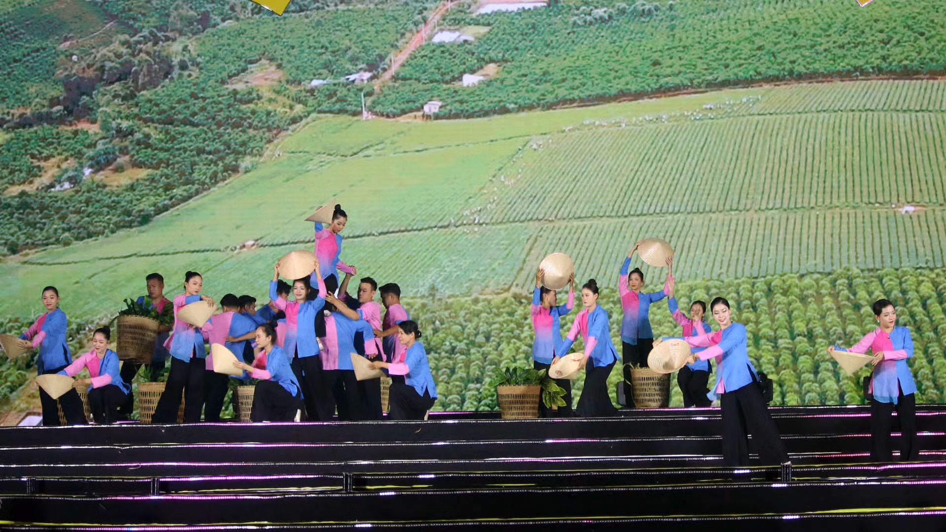 Chương “Vẻ đẹp bất tận” kể câu chuyện từ một vùng đất hoang sơ được khai mở vào những năm 90 của thế kỷ 19.