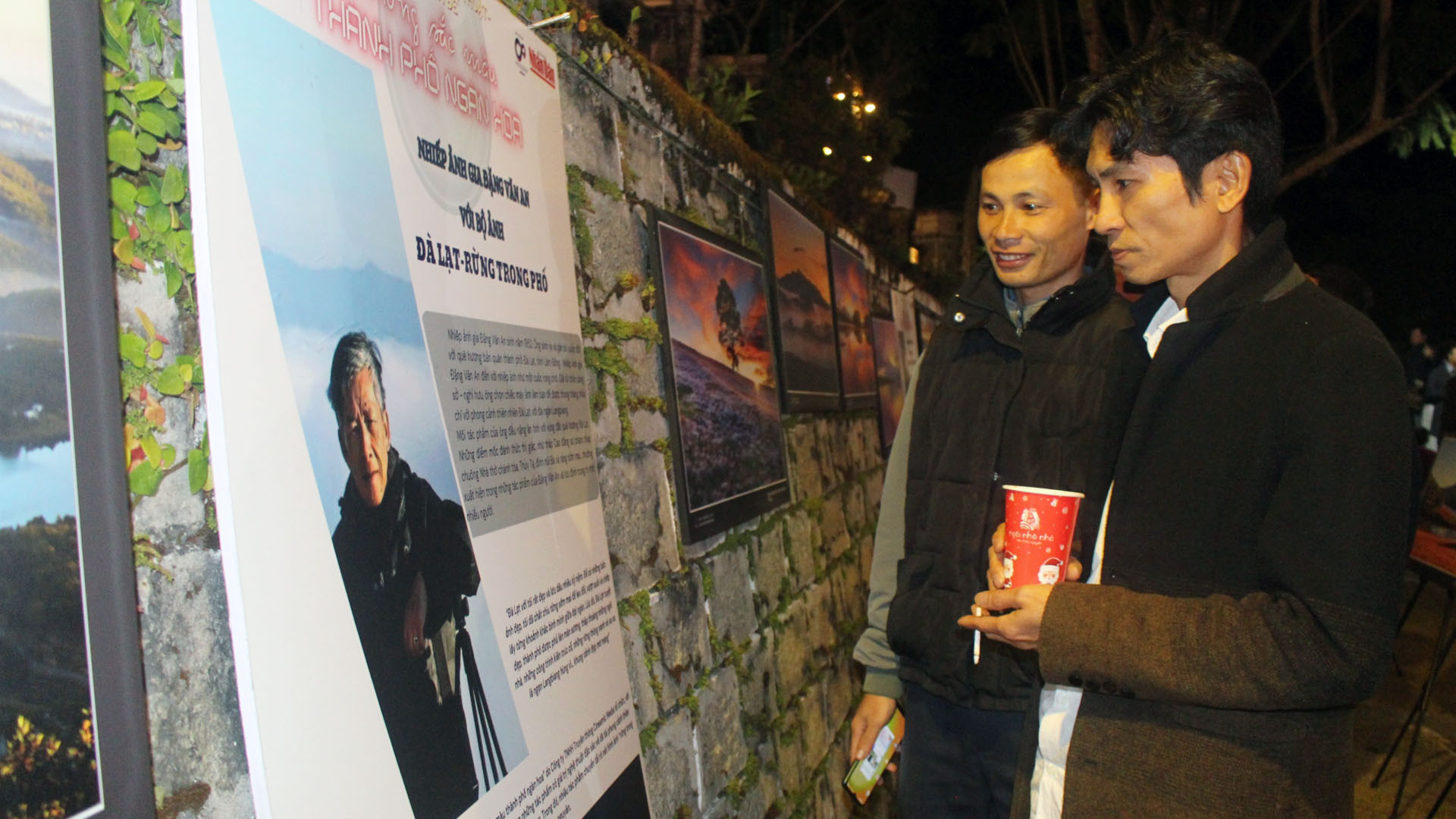 Trong không gian trưng bày các tác phẩm ảnh nghệ thuật của nhiếp ảnh gia Đặng Văn An tại triển lãm.