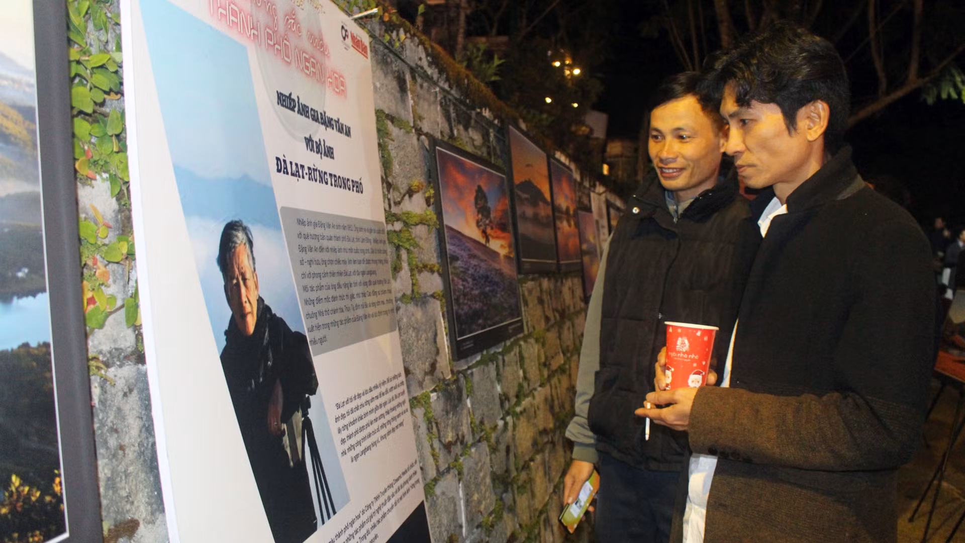 Trong không gian trưng bày các tác phẩm ảnh nghệ thuật của nhiếp ảnh gia Đặng Văn An tại triển lãm. Trong không gian trưng bày các tác phẩm ảnh nghệ thuật của nhiếp ảnh gia Đặng Văn An tại triển lãm.